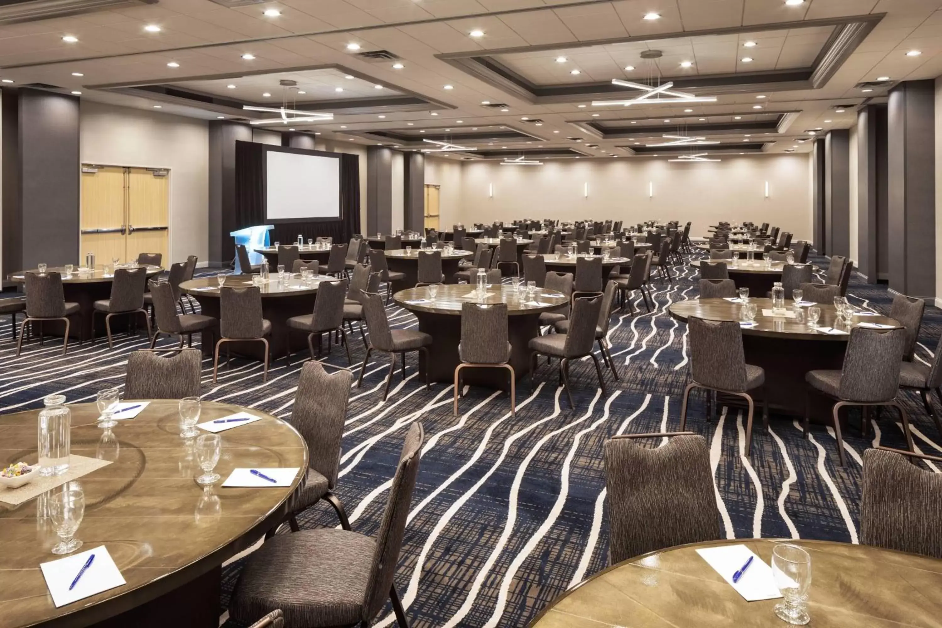 Meeting/conference room, Restaurant/Places to Eat in Delta Hotels by Marriott Minneapolis Northeast