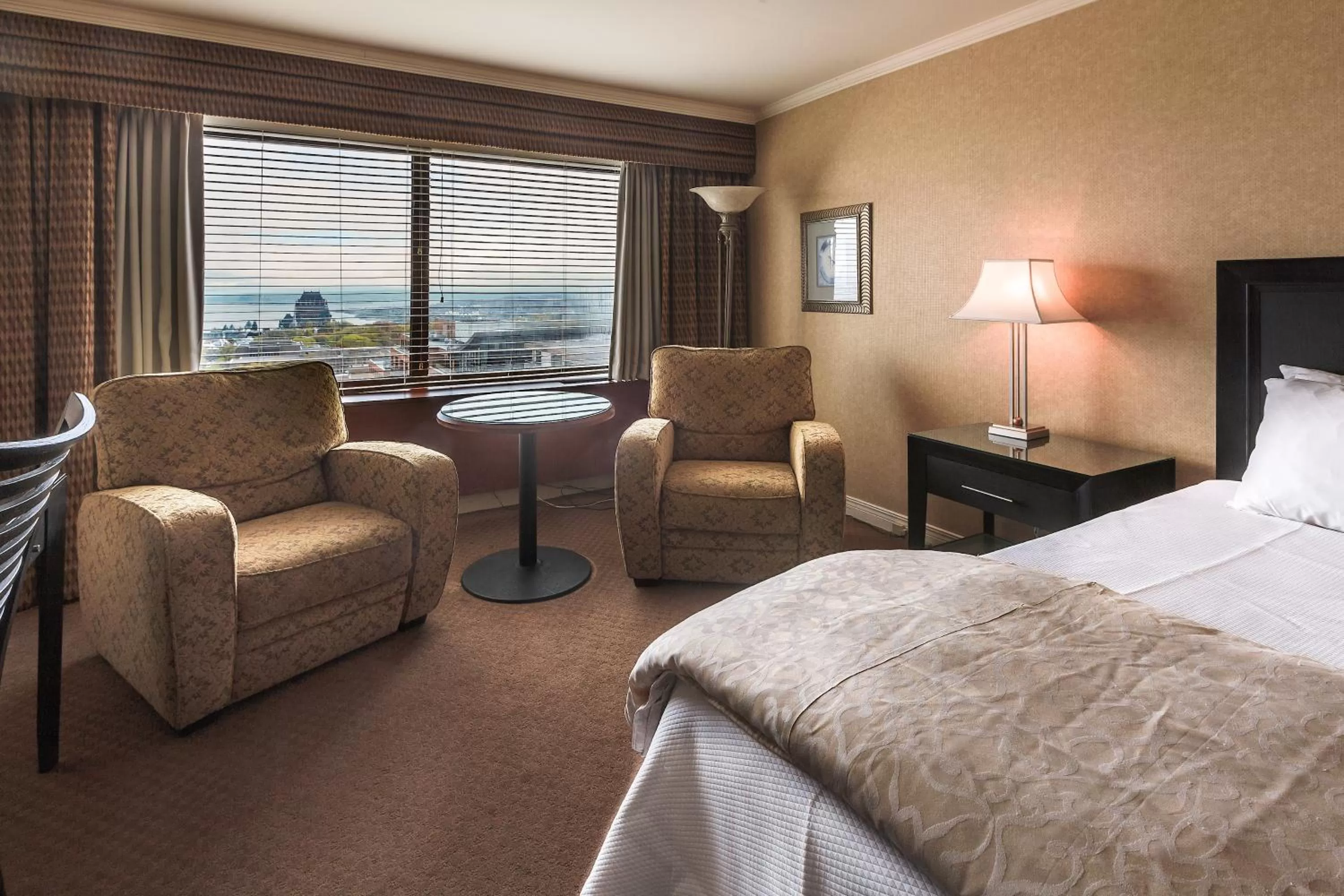 Bedroom, Bed in Hôtel Le Concorde Québec