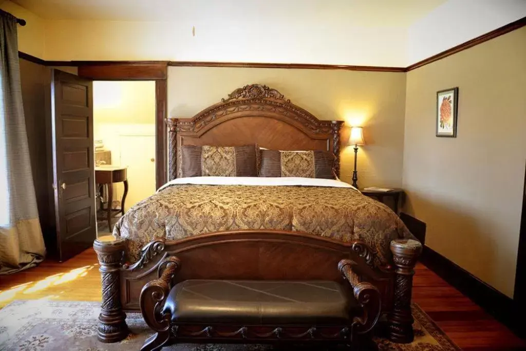 Bedroom, Bed in Iron Horse Inn