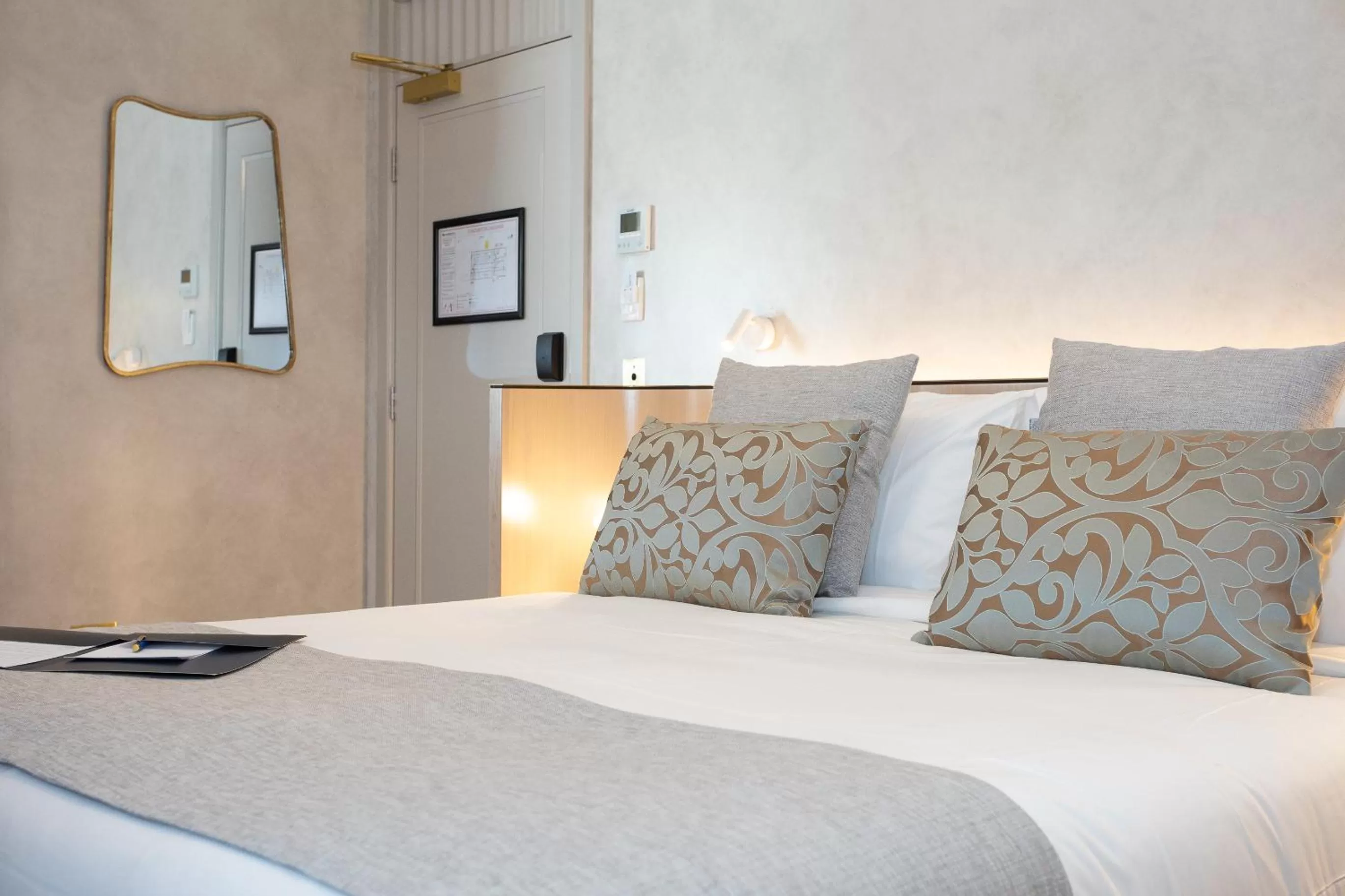 Standard Queen Room in Tattersalls Hotel