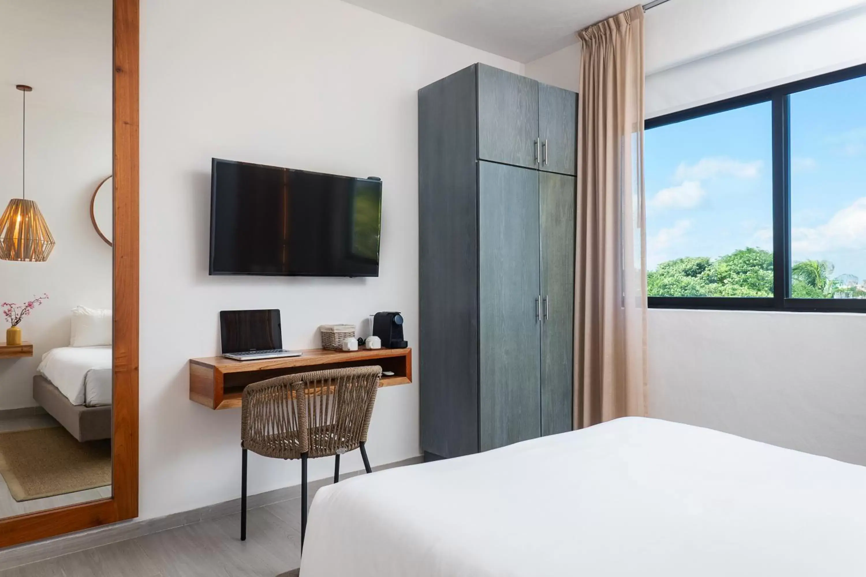 Bed, TV/Entertainment Center in Balkon Boutique Hotel