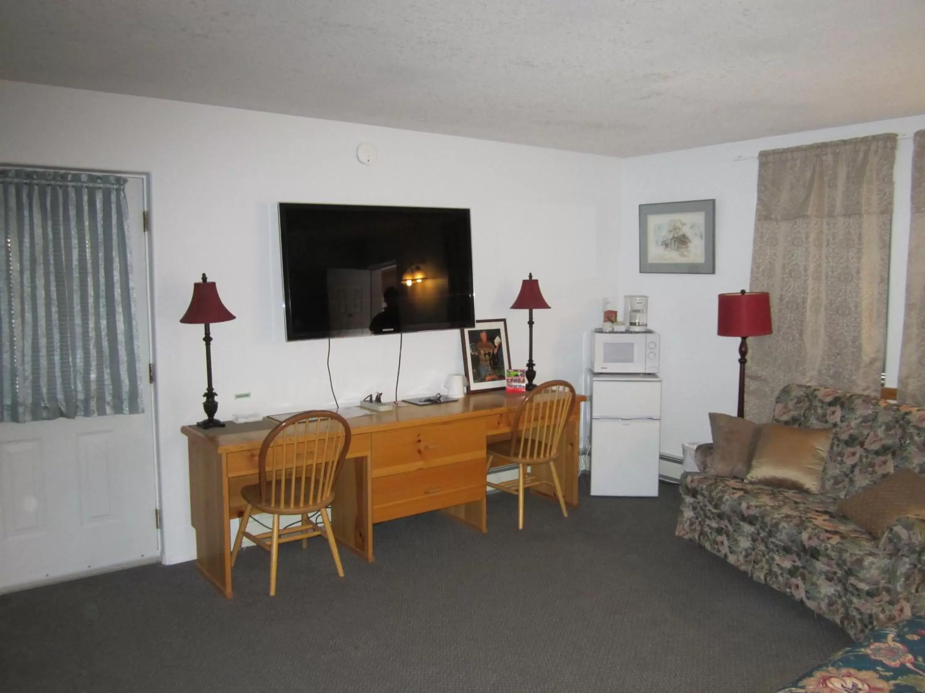 Seating area, TV/Entertainment Center in Bonanza Gold Motel