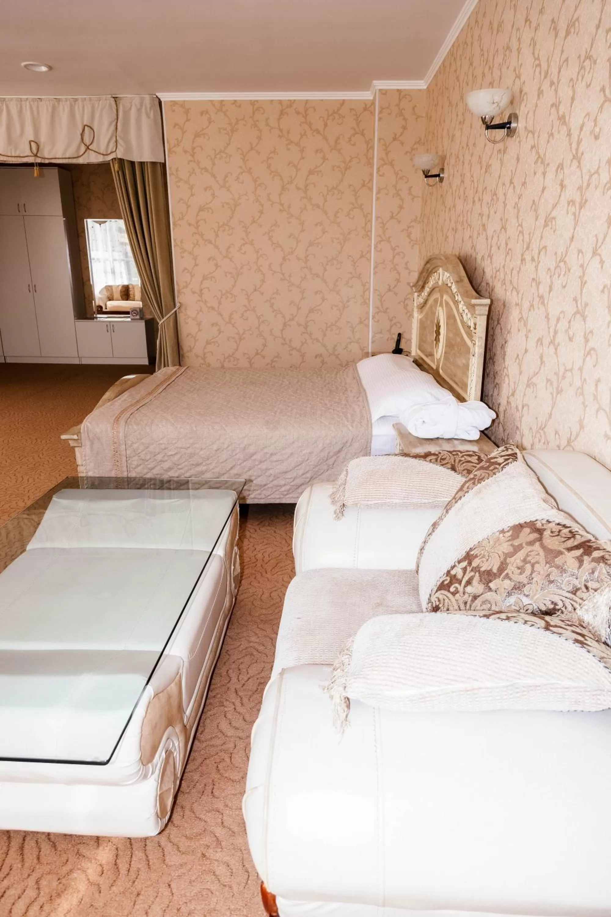 Photo of the whole room, Bed in Golden Palace