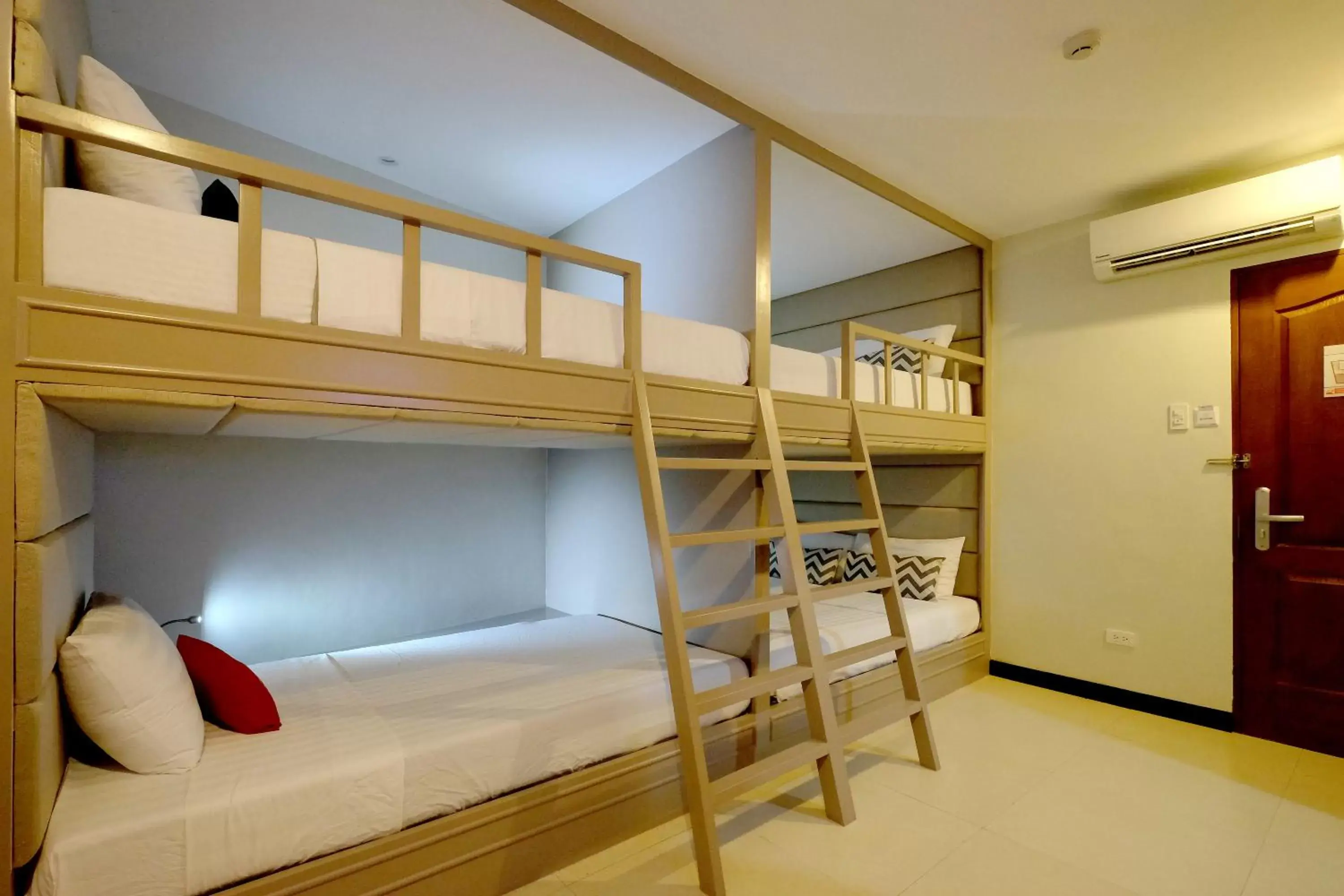 bunk bed in Alba Uno Hotel