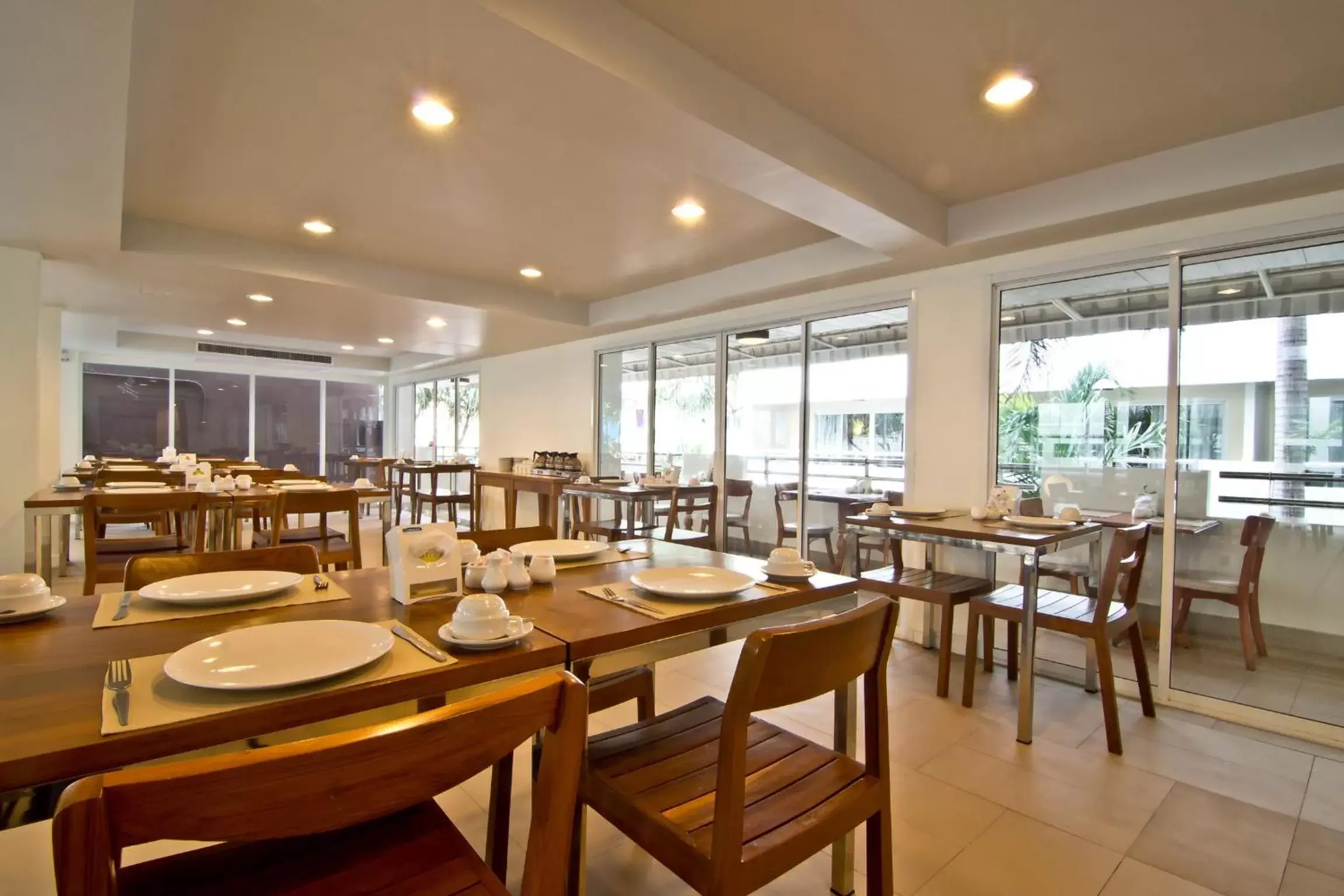 Restaurant/places to eat in Sunshine Hotel & Residences Restaurant/places to eat in Sunshine Hotel & Residences