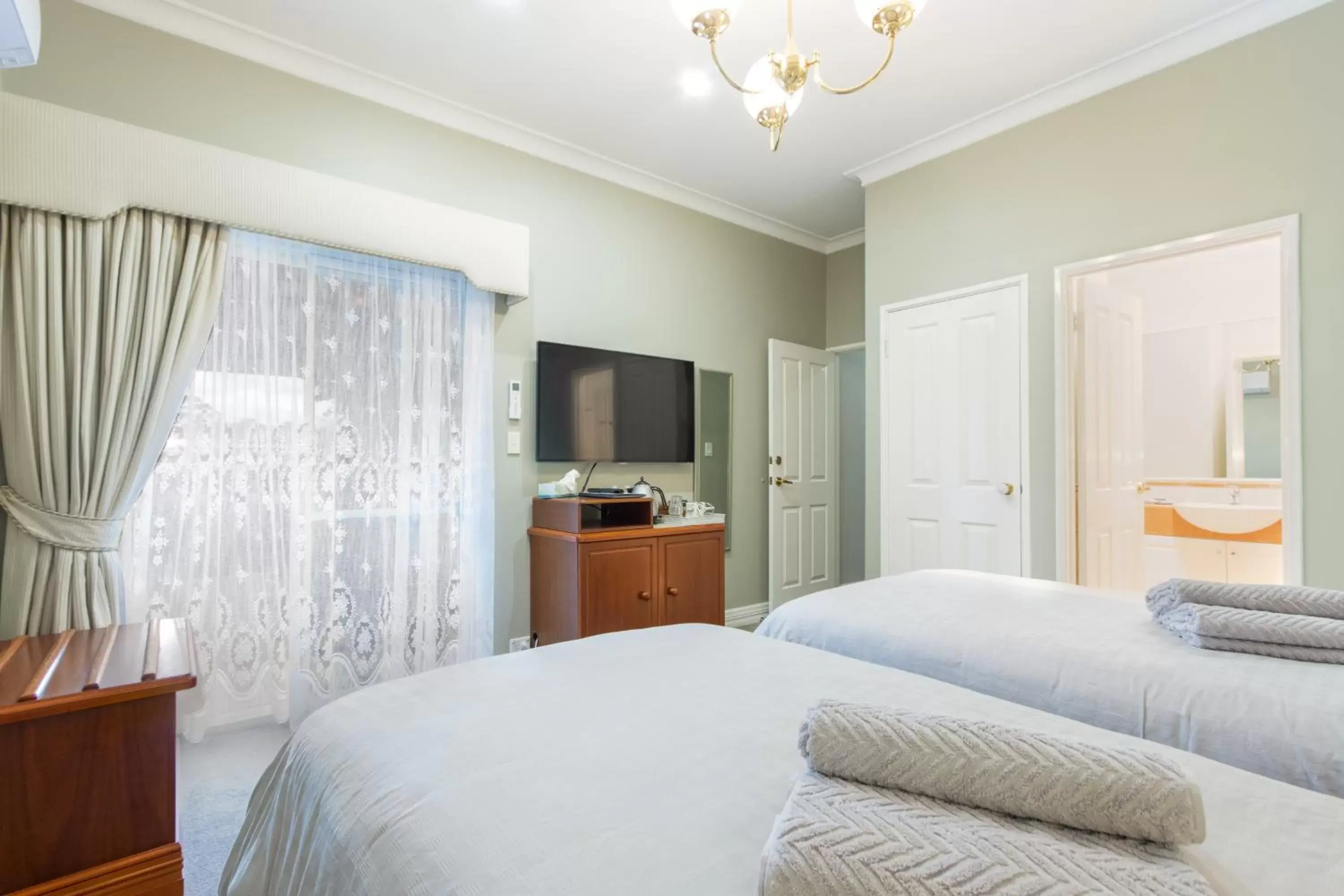 Superior King Twin Room in Durham Lodge Bed & Breakfast Superior King Twin Room in Durham Lodge Bed & Breakfast