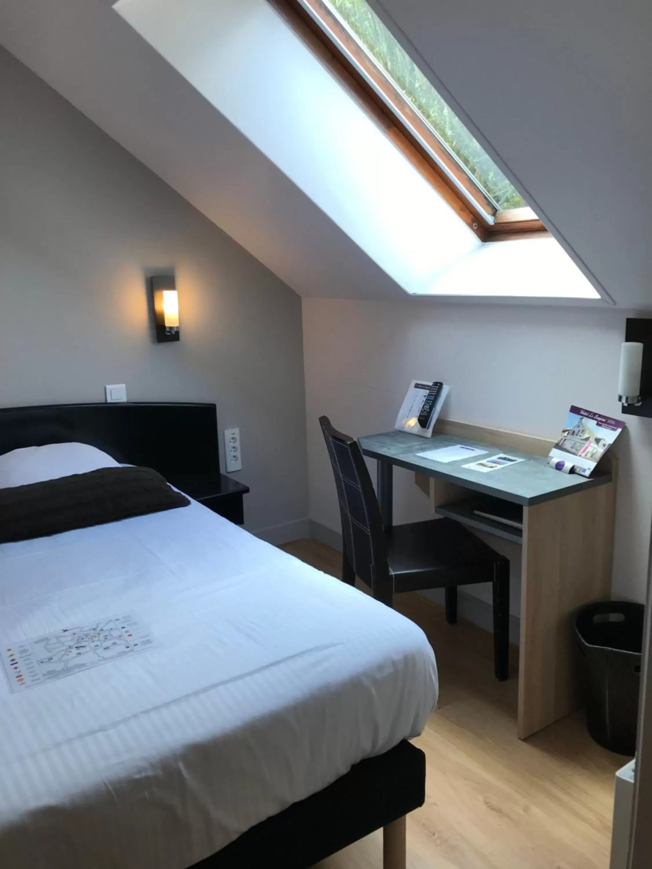 Bedroom, Bed in Hôtel Le Bayeux