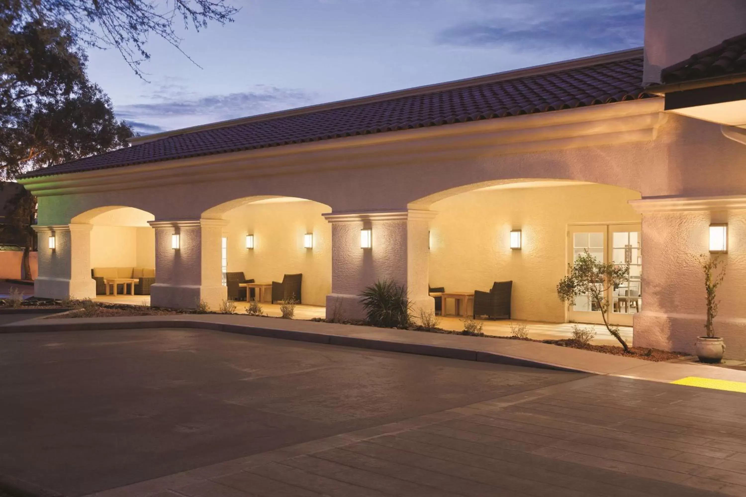 Patio, Property Building in Homewood Suites Tucson St. Philip's Plaza University