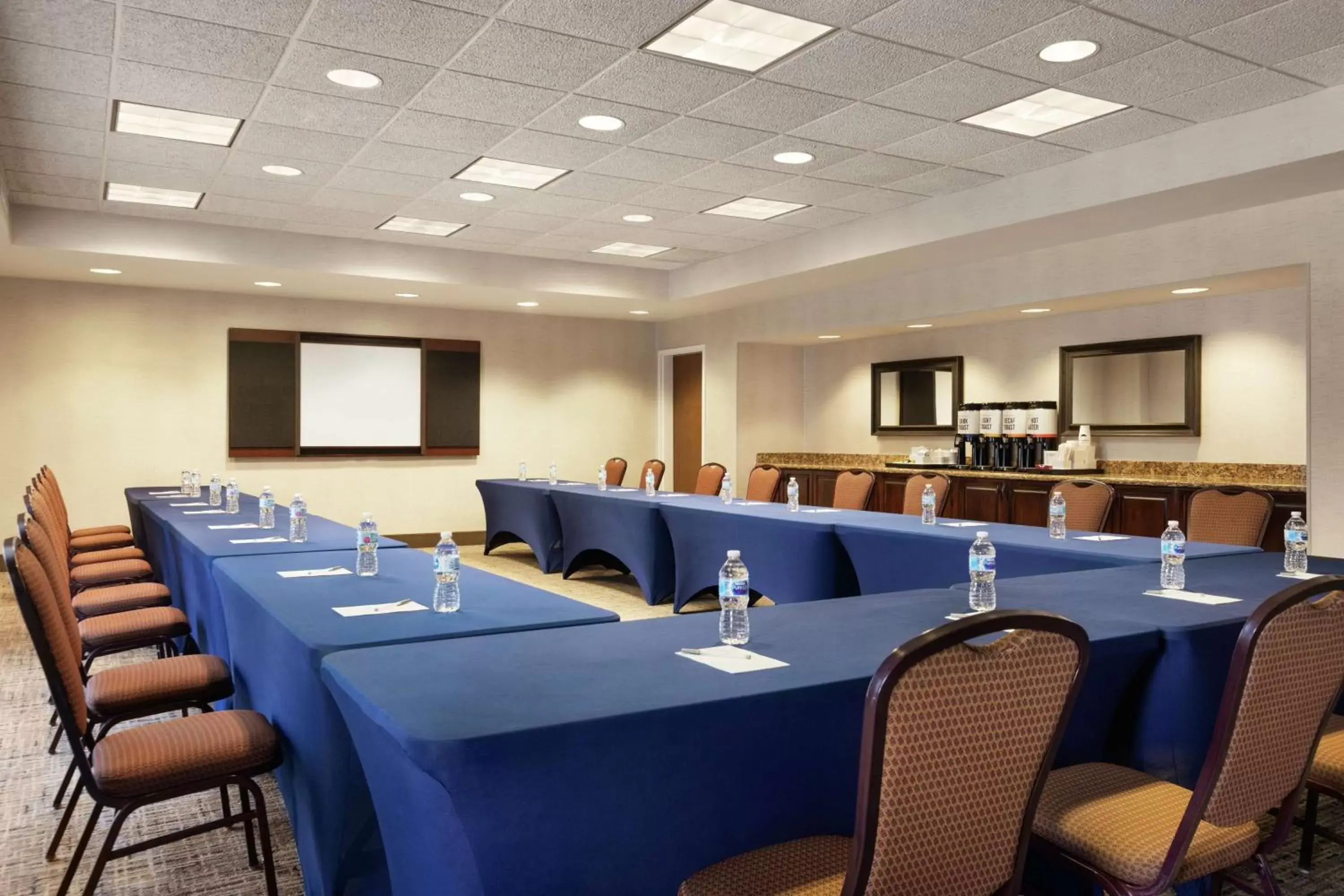 Meeting/conference room in Hampton Inn & Suites Rogers