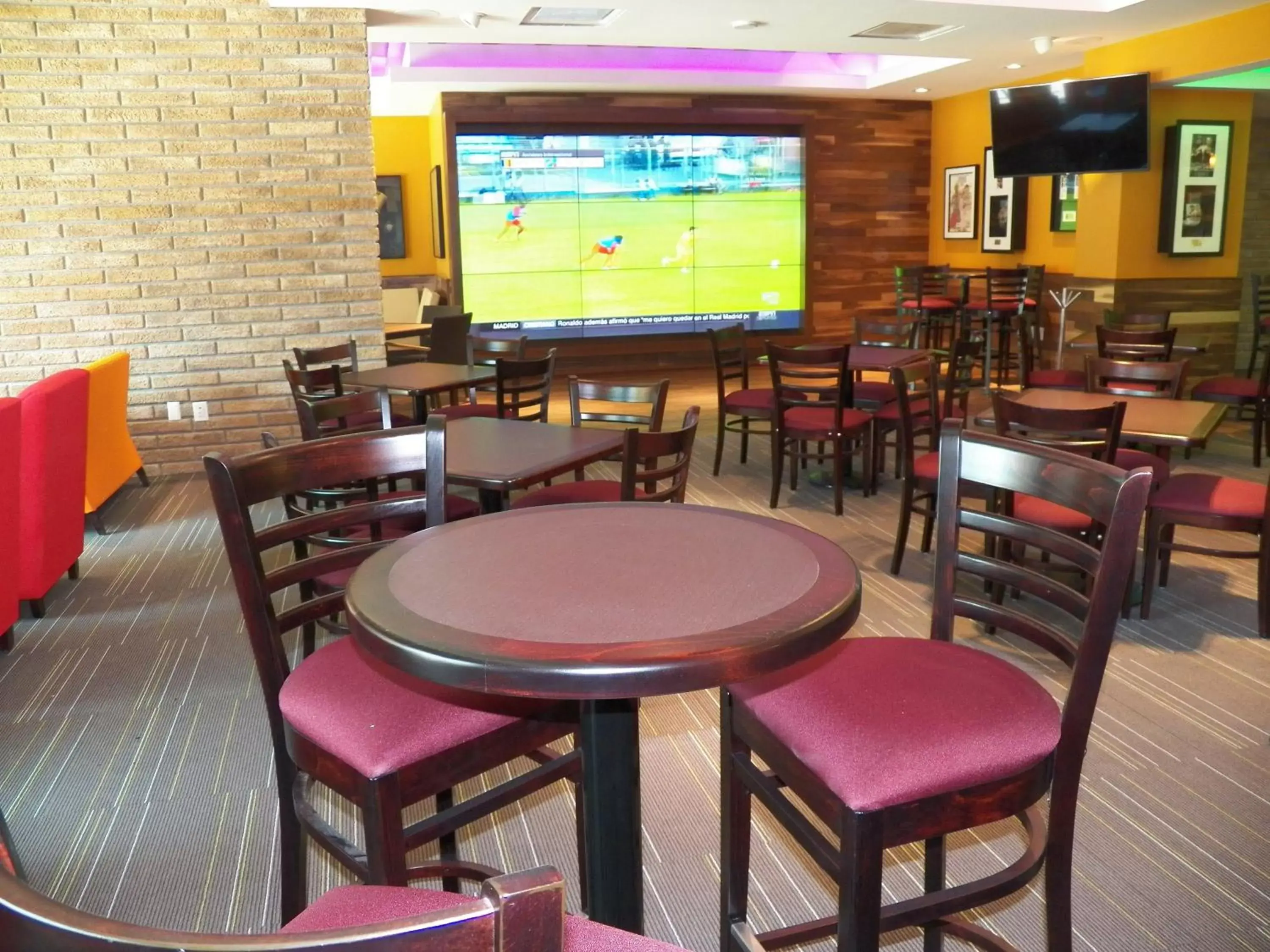 Lounge or bar, Restaurant/Places to Eat in Holiday Inn & Suites Plaza Mayor, an IHG Hotel