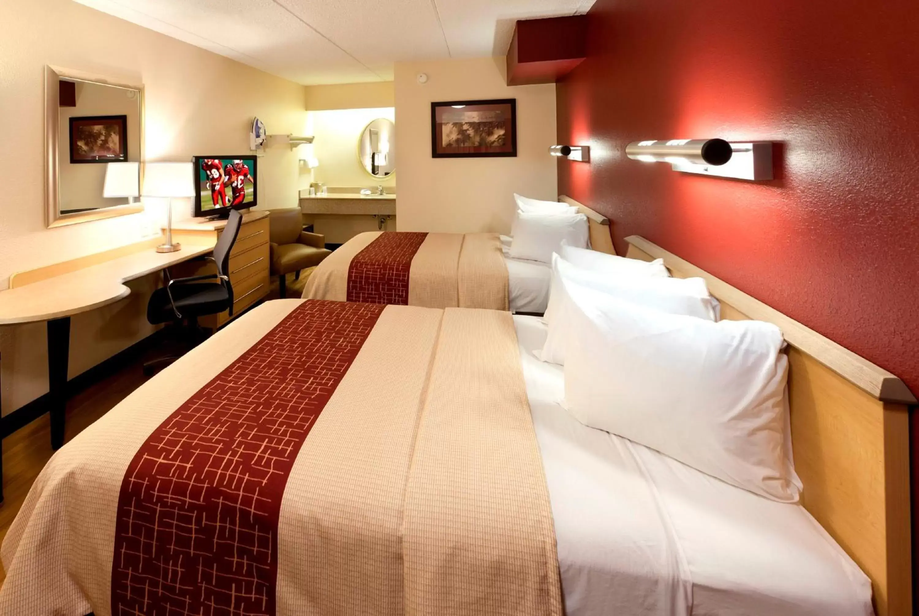 Photo of the whole room, Bed in Red Roof Inn Dayton North Airport