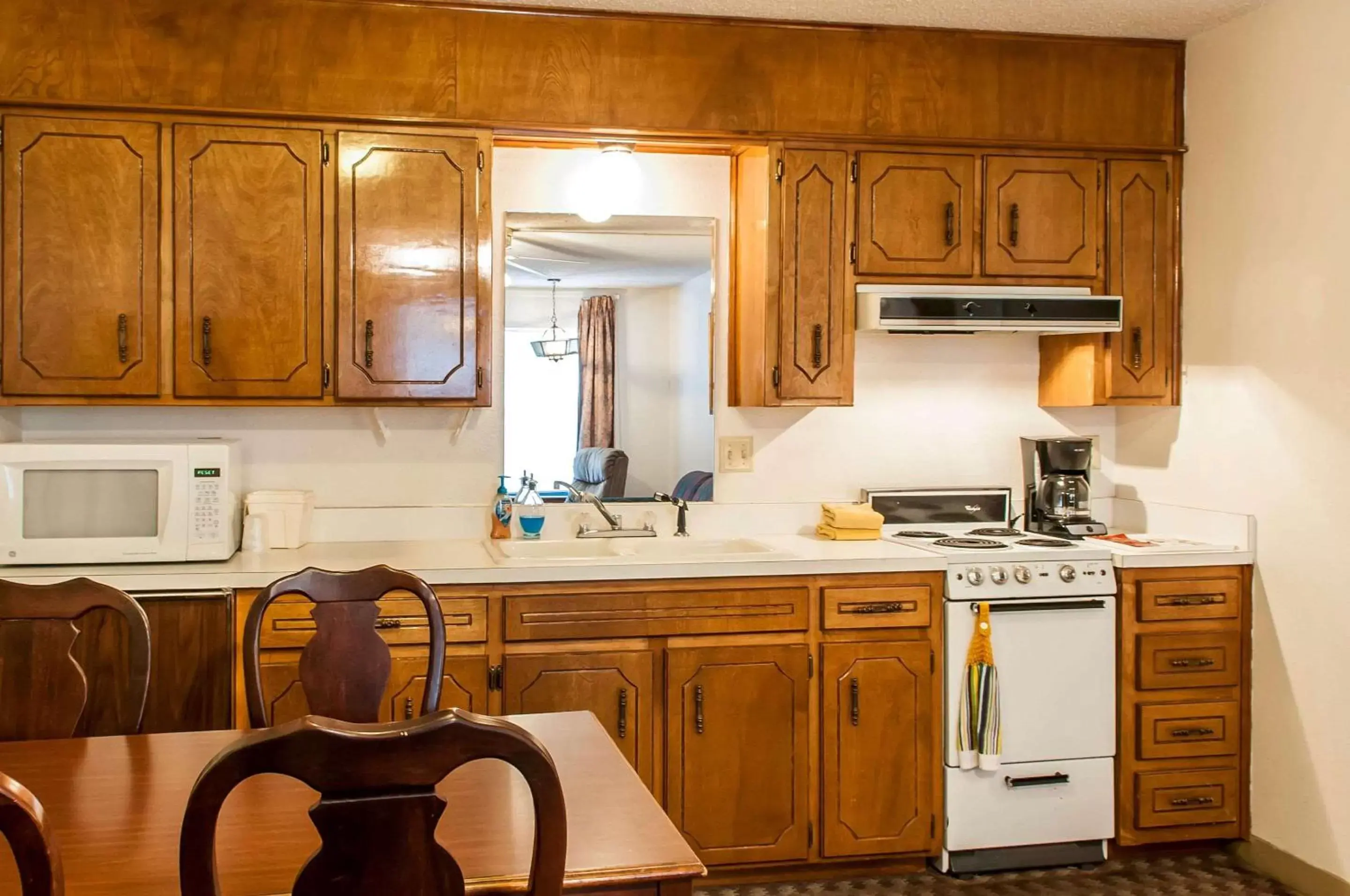 Photo of the whole room, Kitchen/Kitchenette in Econo Lodge Eagle Nest