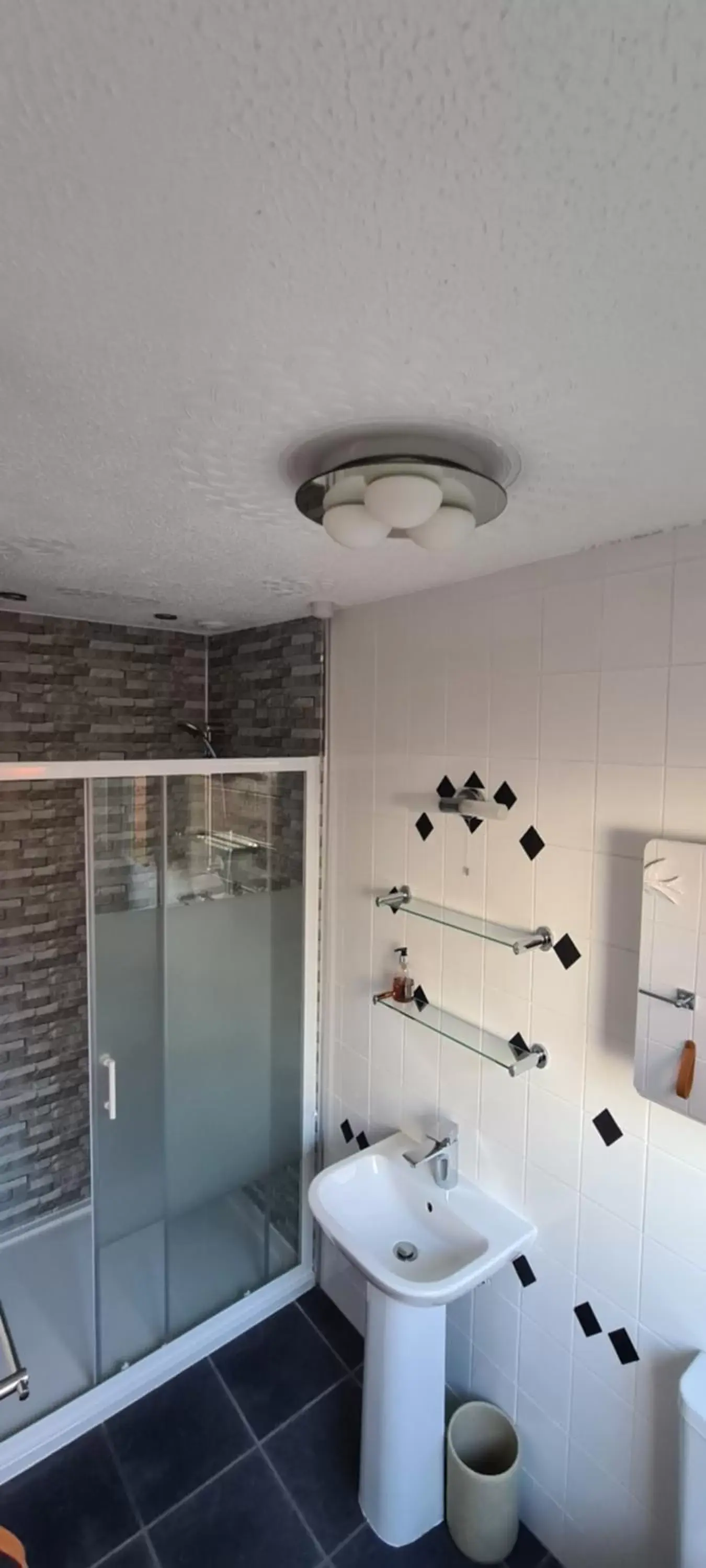 Shower, Bathroom in Lowefield B&B