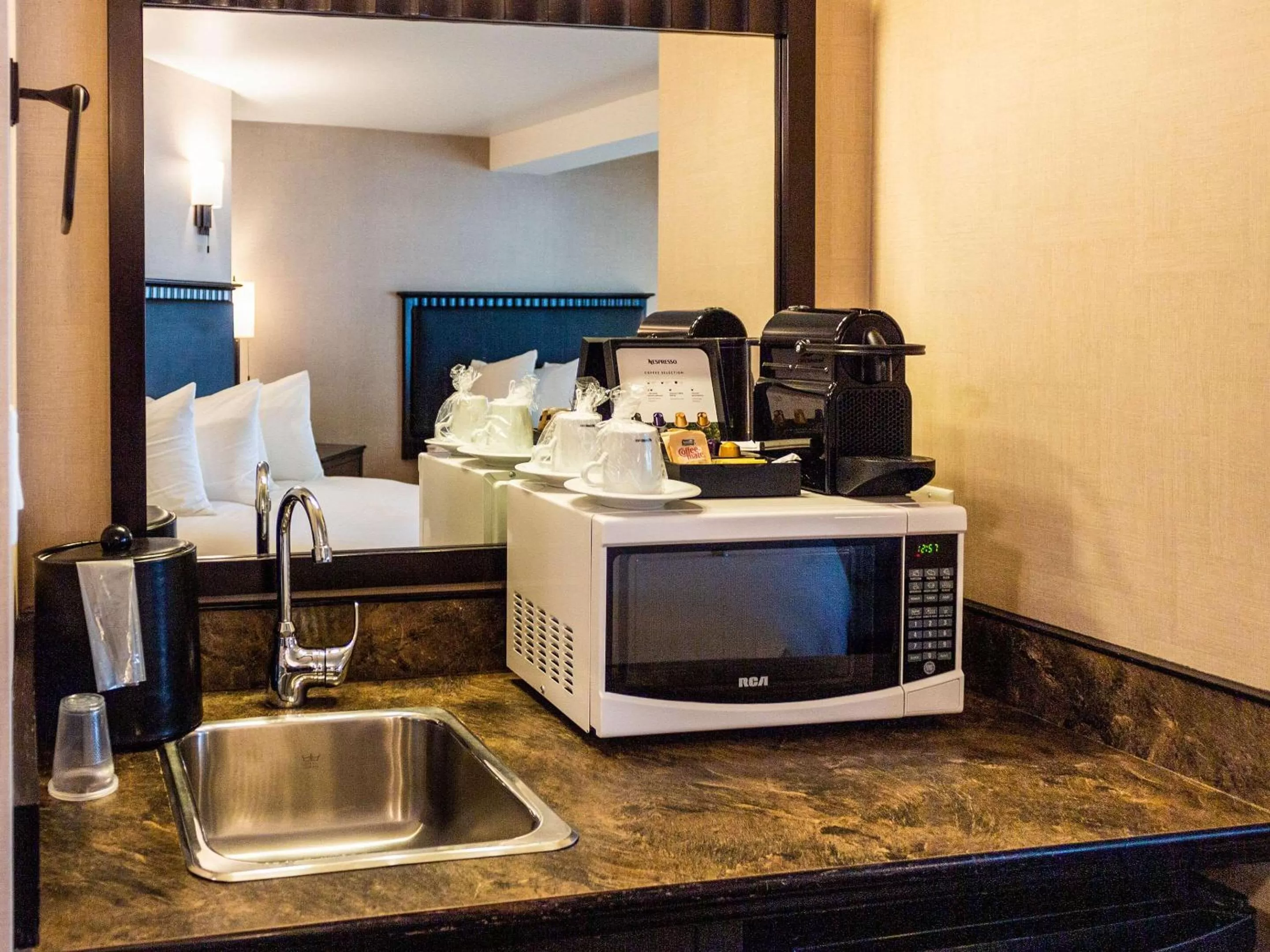 Photo of the whole room, Kitchen/Kitchenette in Hotel Penticton, Ascend Hotel Collection
