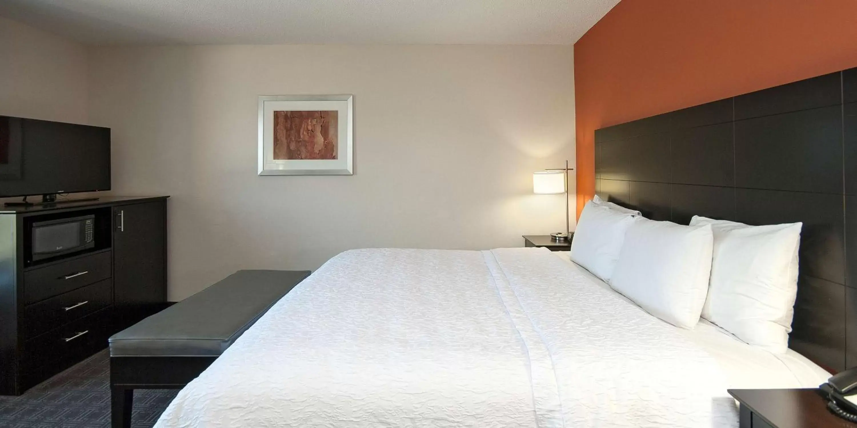 Bed in Hampton Inn & Suites Seneca-Clemson Area