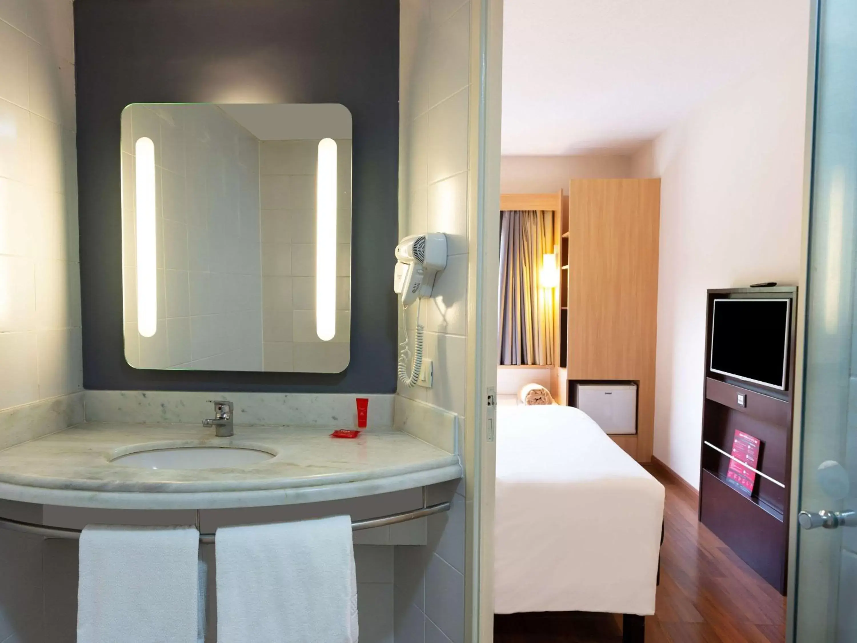 Photo of the whole room, Bathroom in ibis Piracicaba