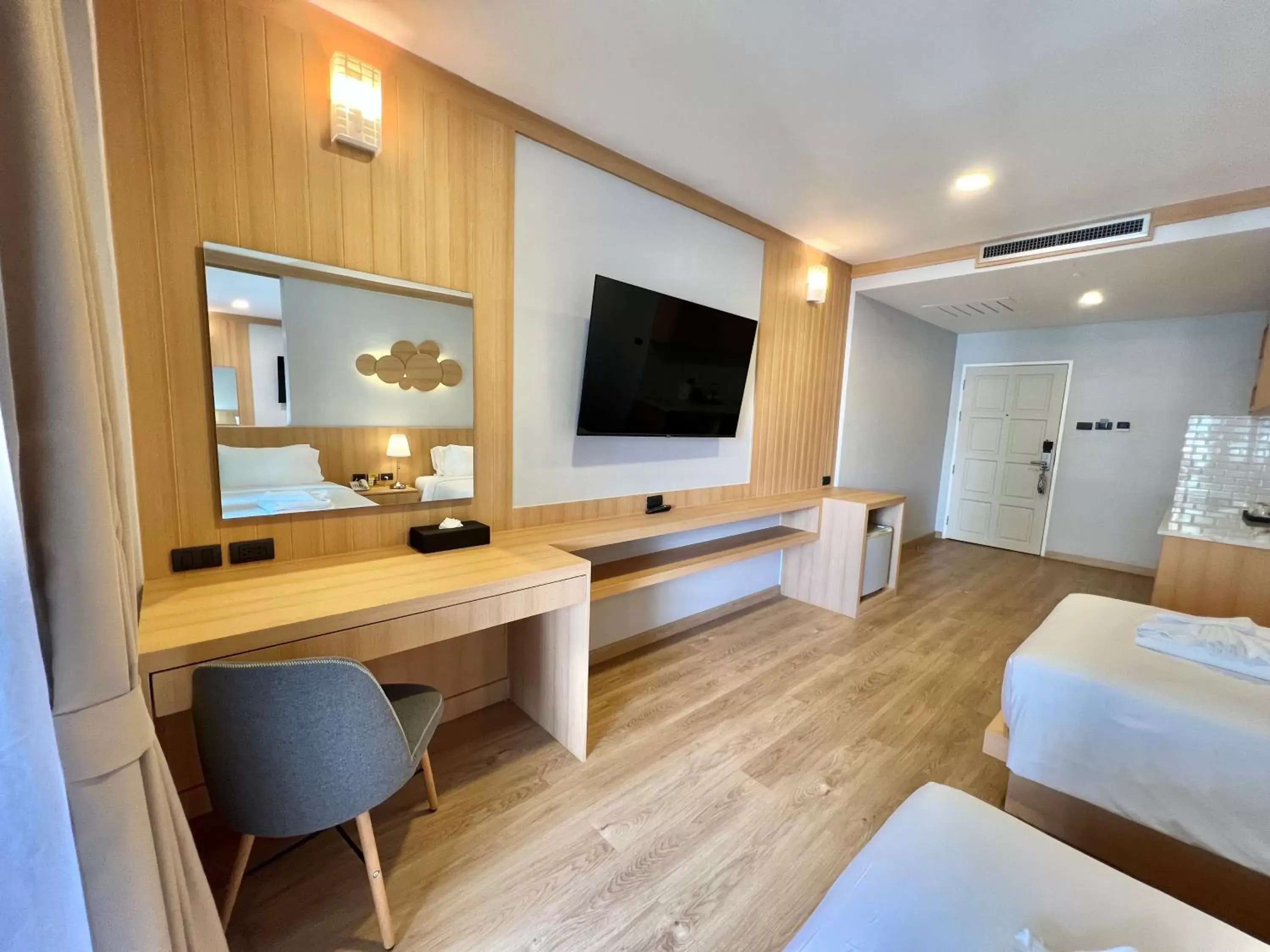 Bed, TV/Entertainment Center in Amata Patong
