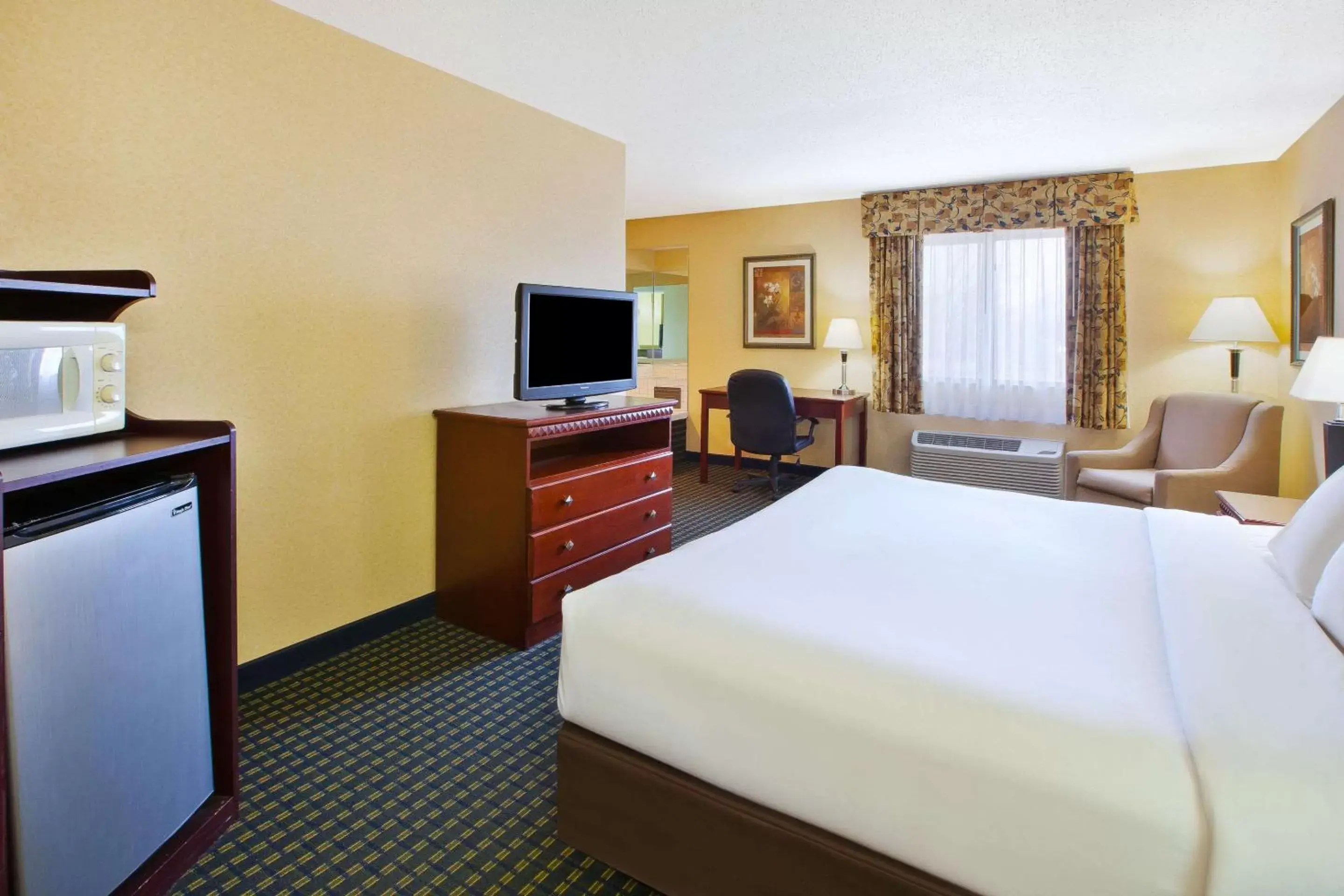 Photo of the whole room, TV/Entertainment Center in Quality Inn Marshall near I-69