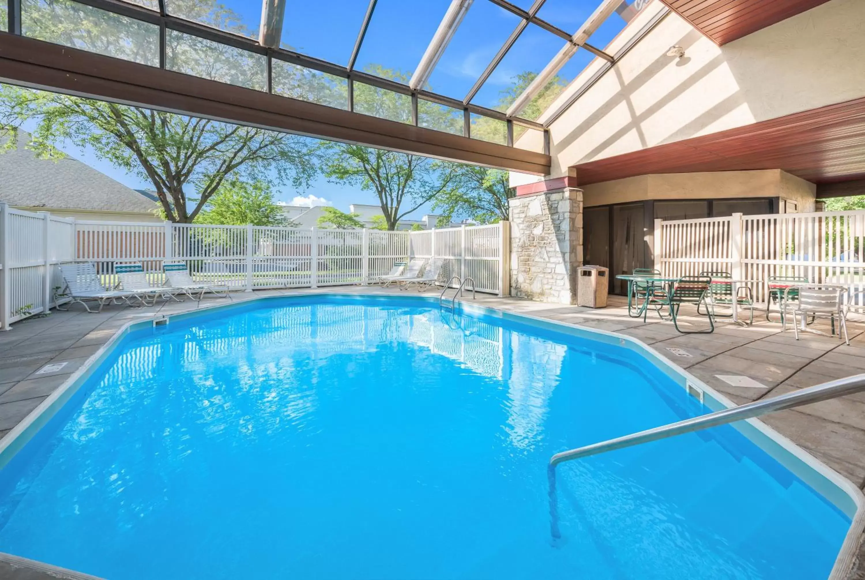 Swimming Pool in Red Roof Inn Columbus - Grove City