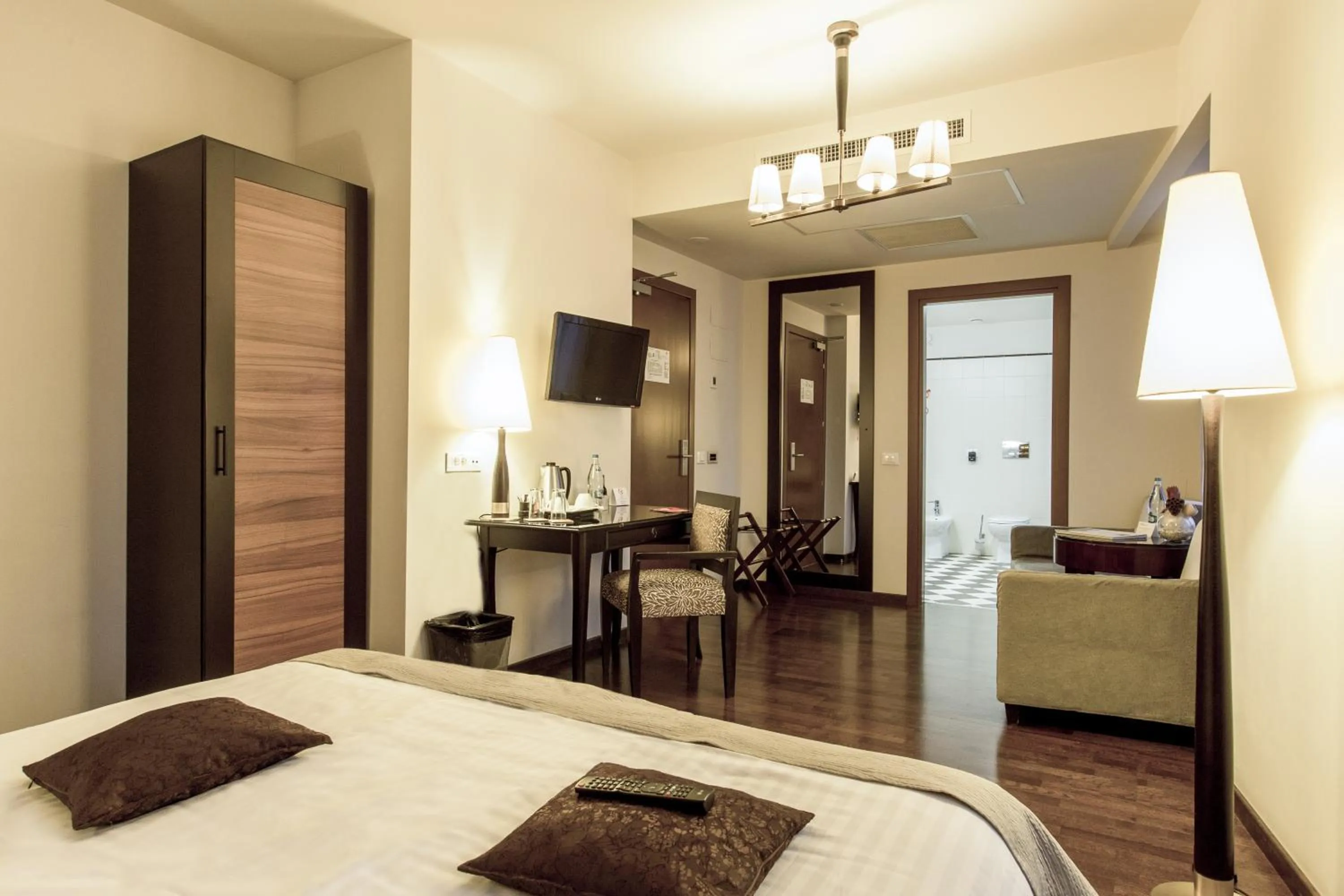 Living room, Bed in Europa Royale Bucharest