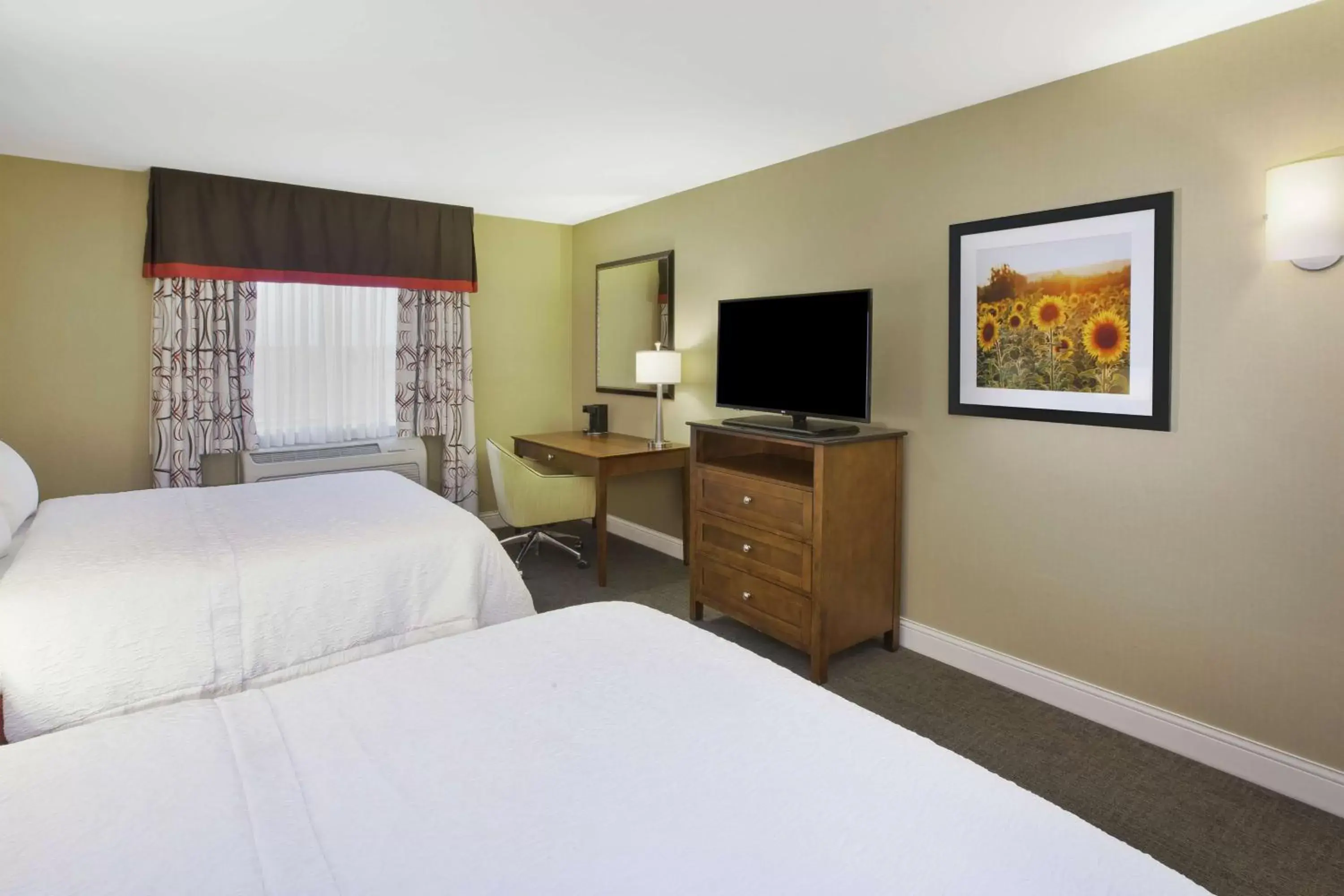 Bed in Hampton Inn & Suites Wichita-Northeast