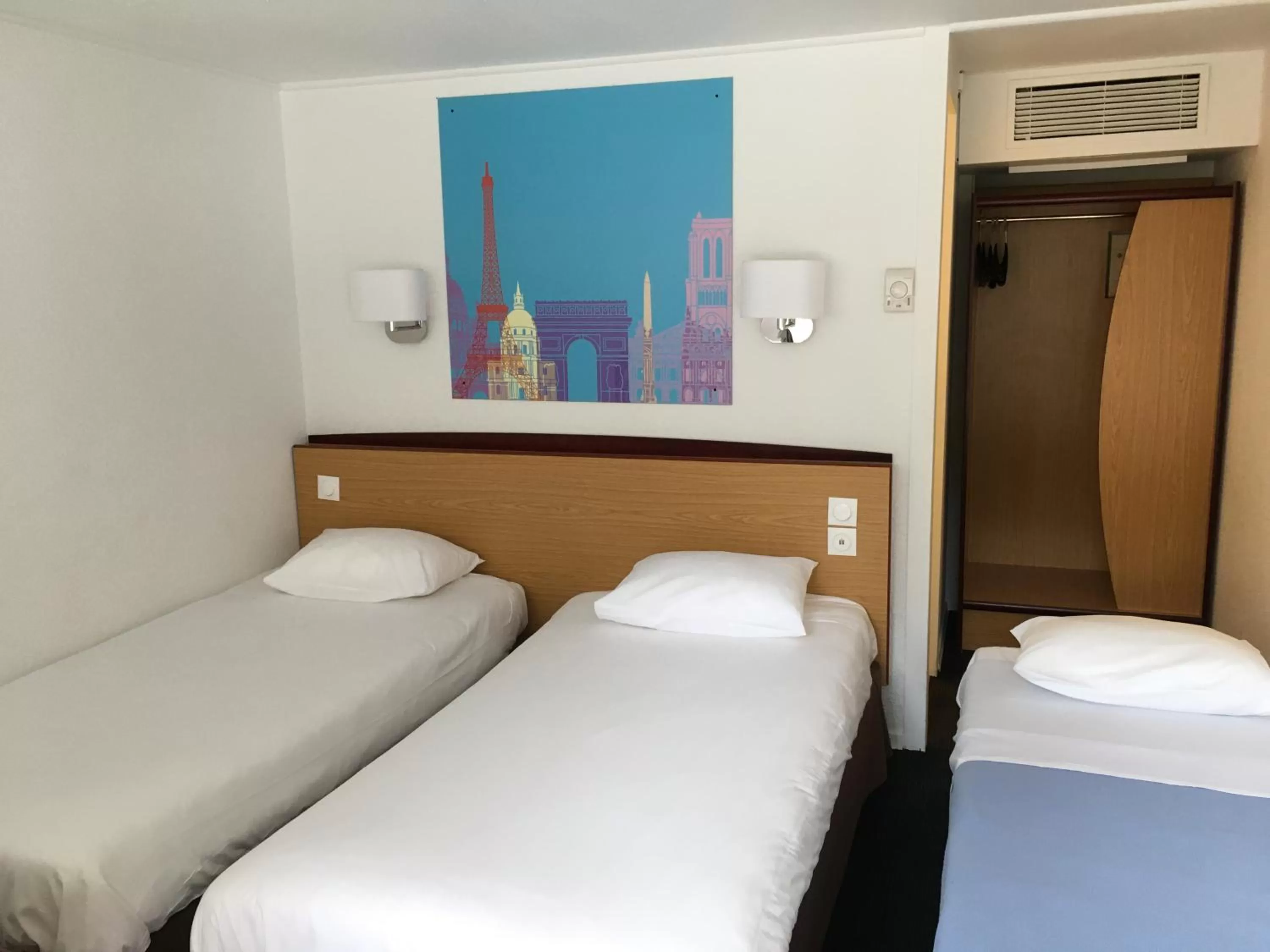 Bed in Kyriad Direct Marseille Ouest - Martigues