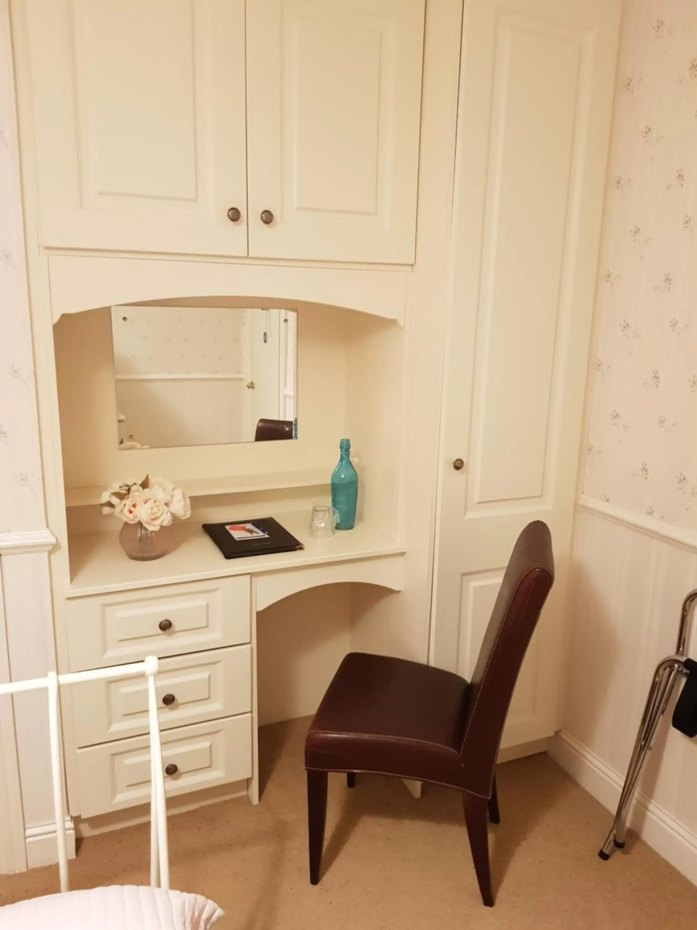 Bedroom, Kitchen/Kitchenette in Willowbank House