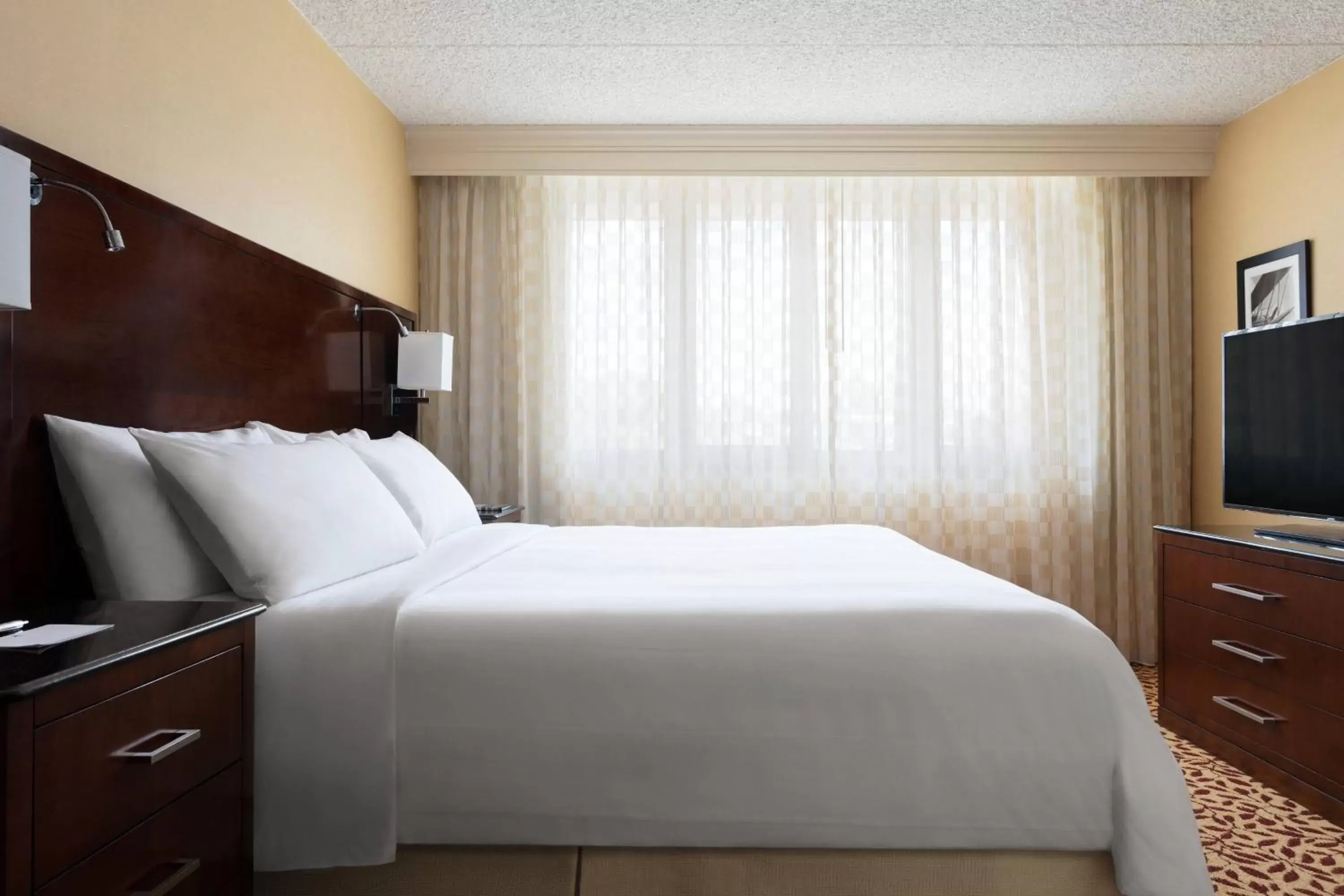 Bedroom, Bed in Long Island Marriott Hotel