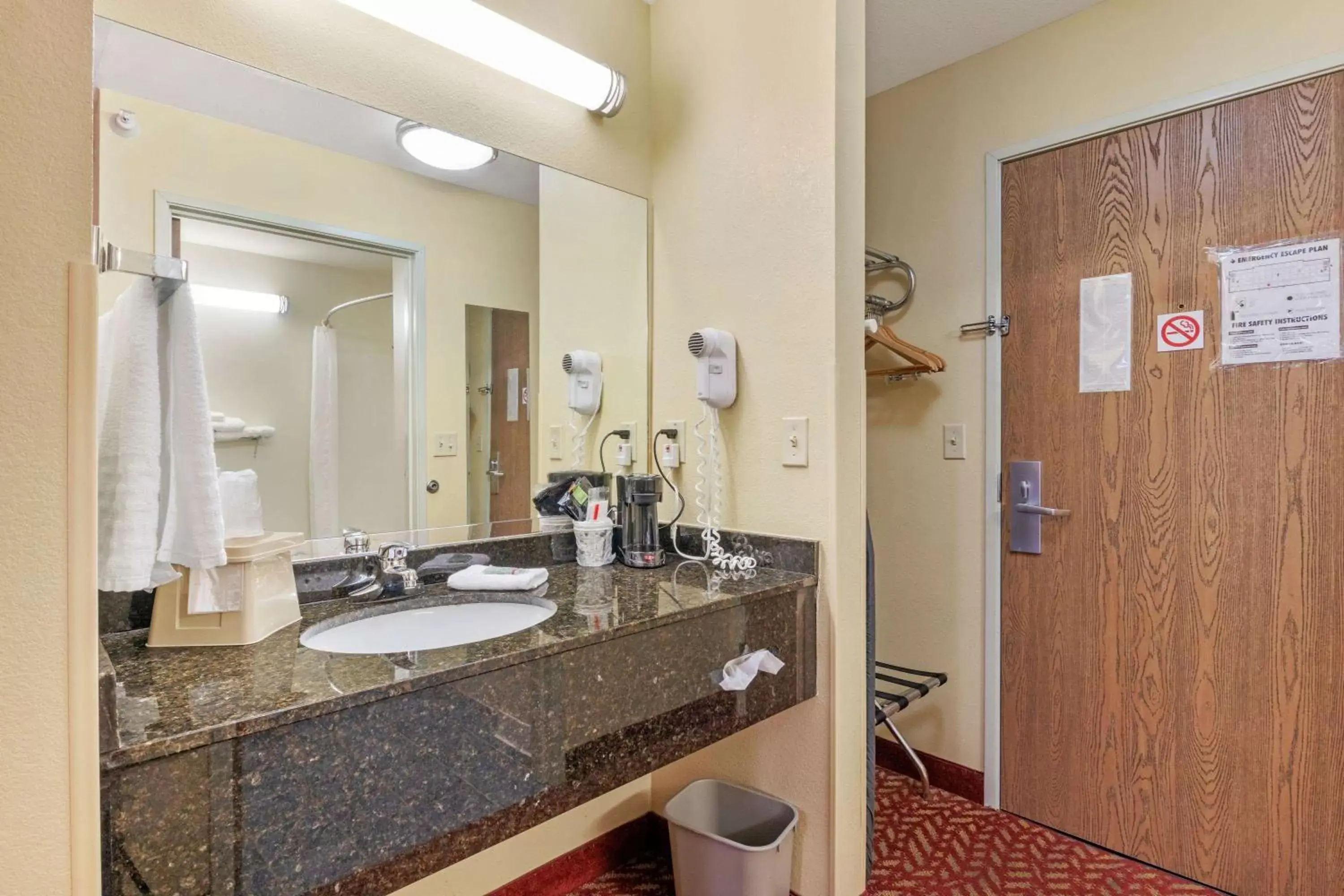 Bedroom, Bathroom in Best Western Clearlake Plaza