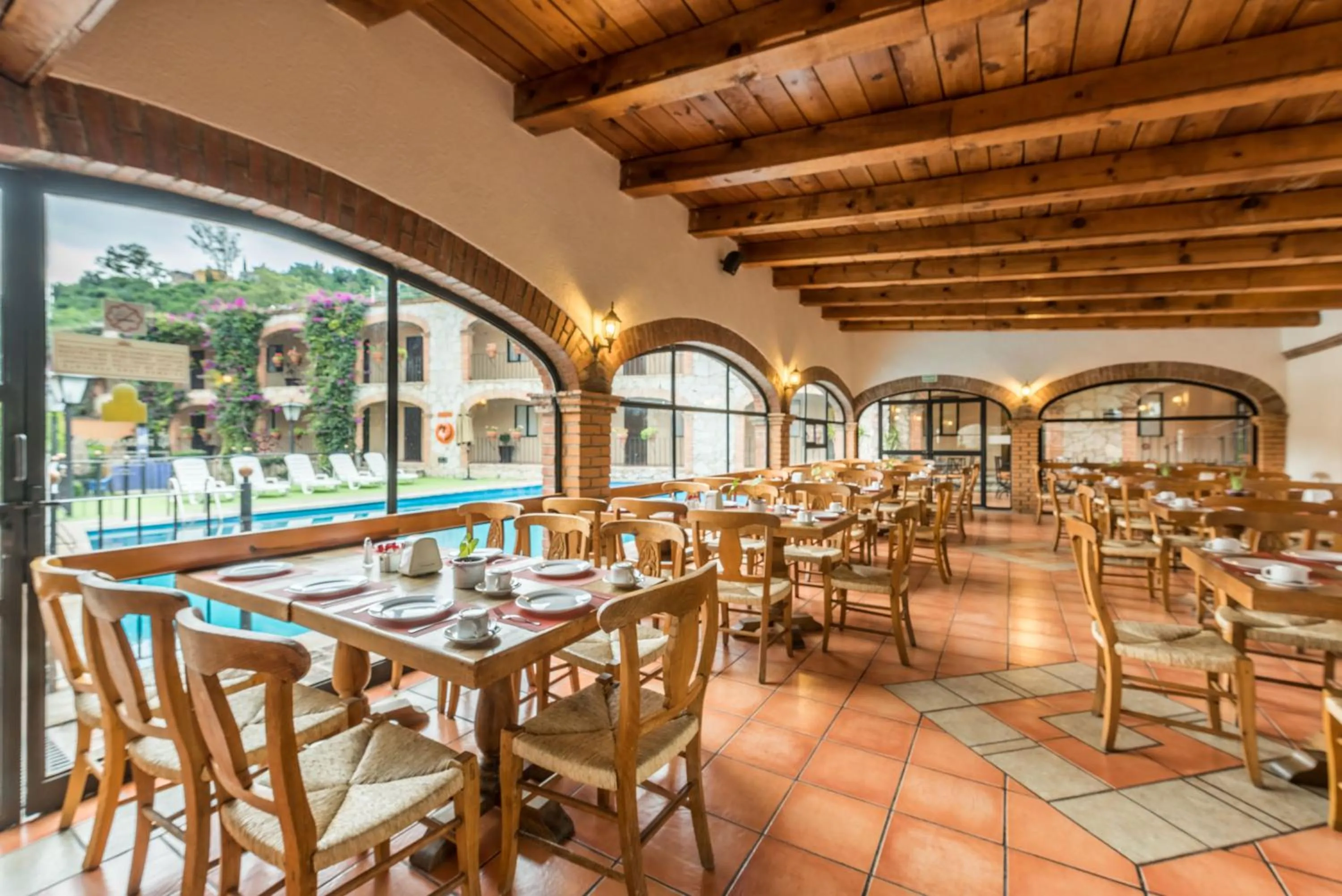 Restaurant/places to eat in Hotel Abadia Plaza