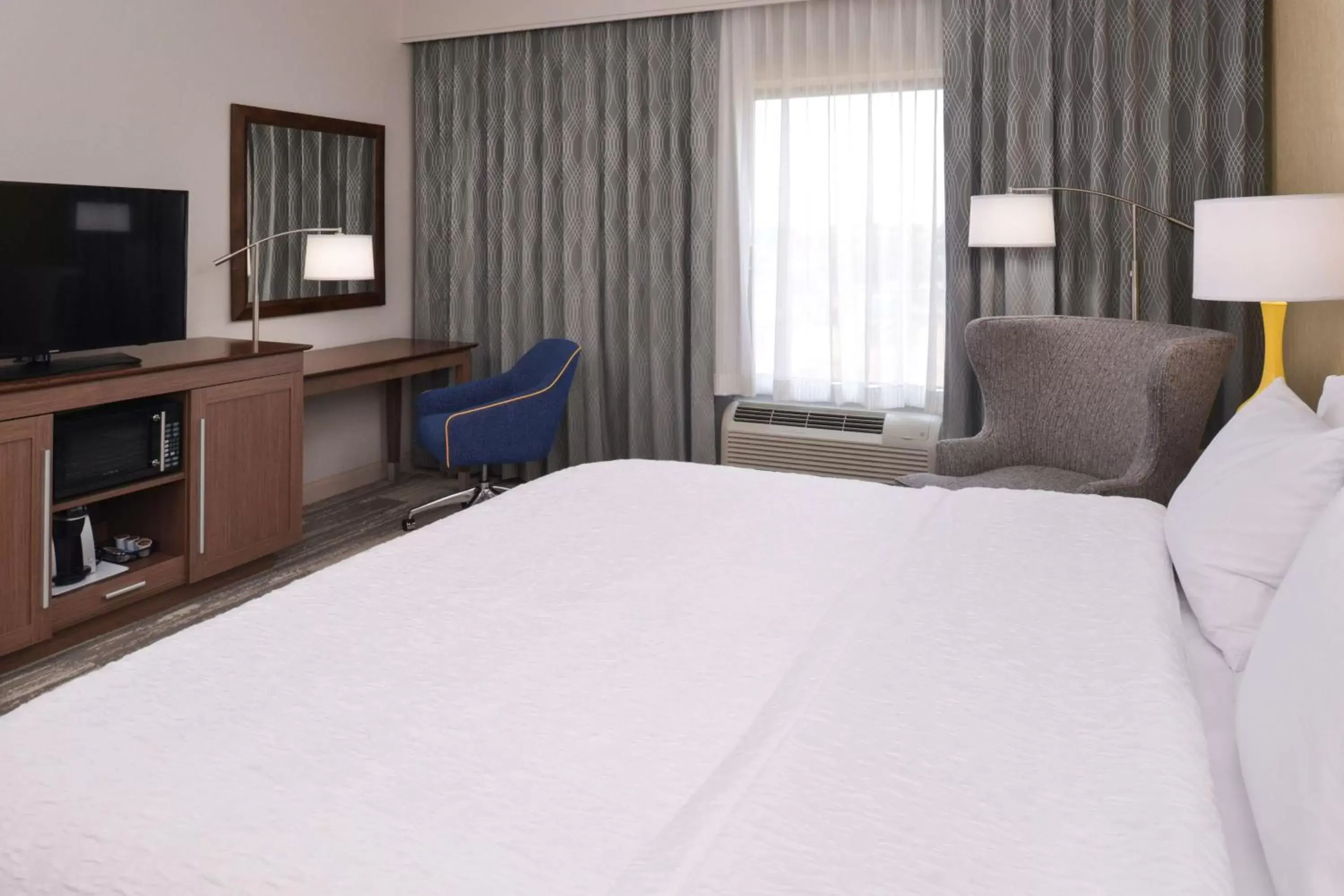 Bed in Hampton Inn & Suites Cincinnati-Mason, Ohio