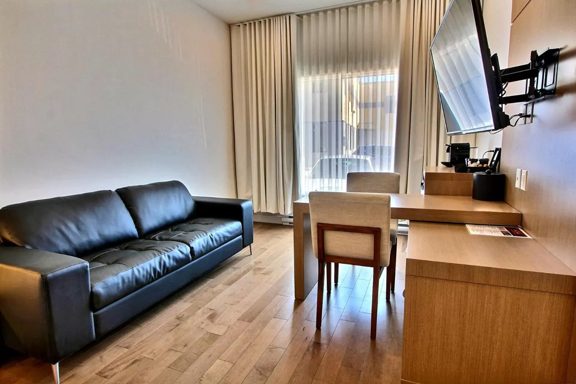 Photo of the whole room, Seating Area in Hôtel Le Navigateur