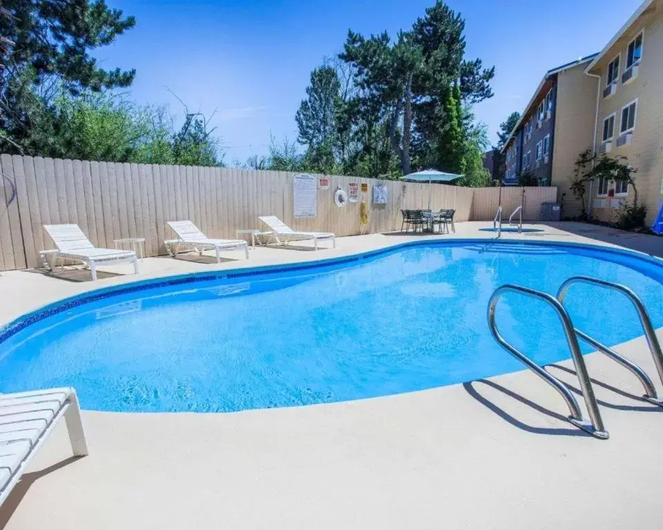 Swimming Pool in Comfort Inn Kirkland