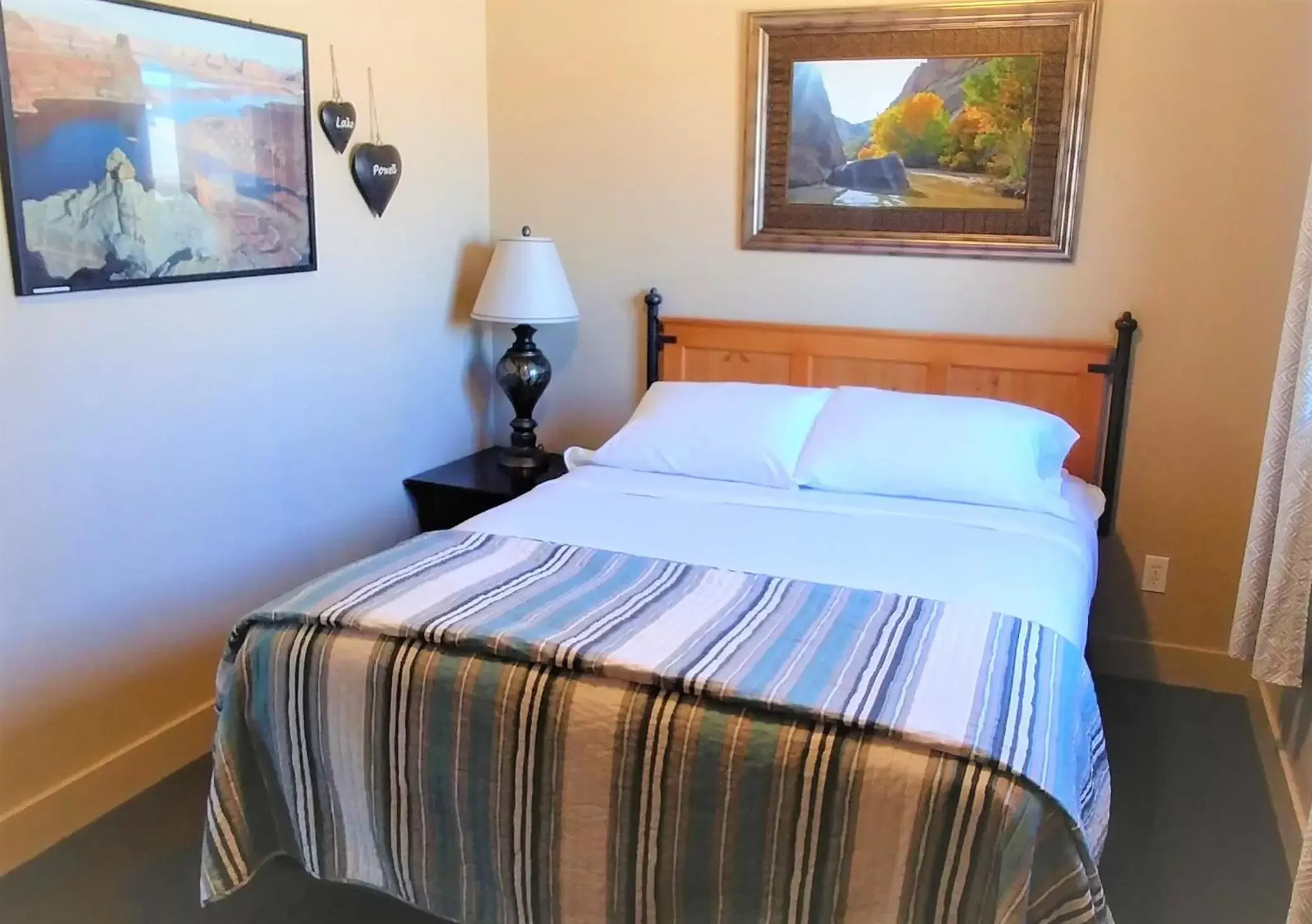 Bedroom, Bed in Lake Powell Motel & Apartments