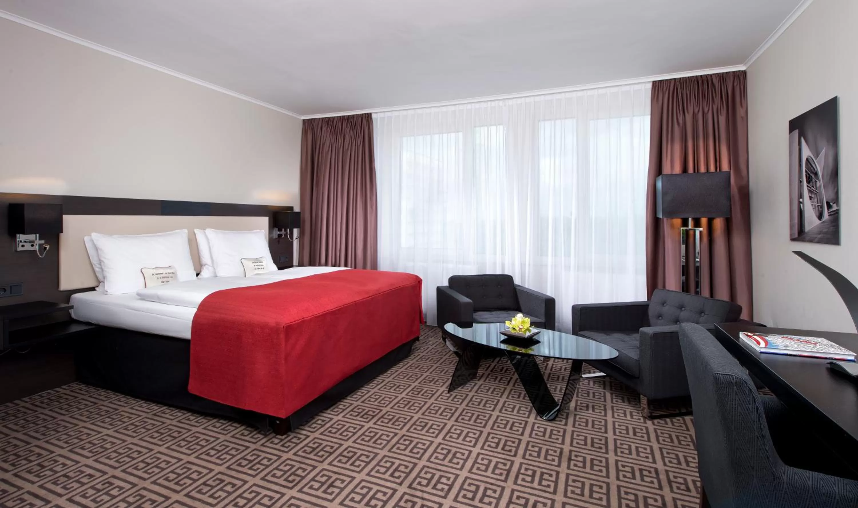 Photo of the whole room, Bed in Hotel Palace Berlin