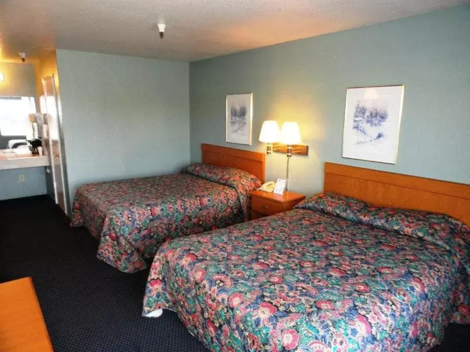Photo of the whole room, Bed in Applegate Inn