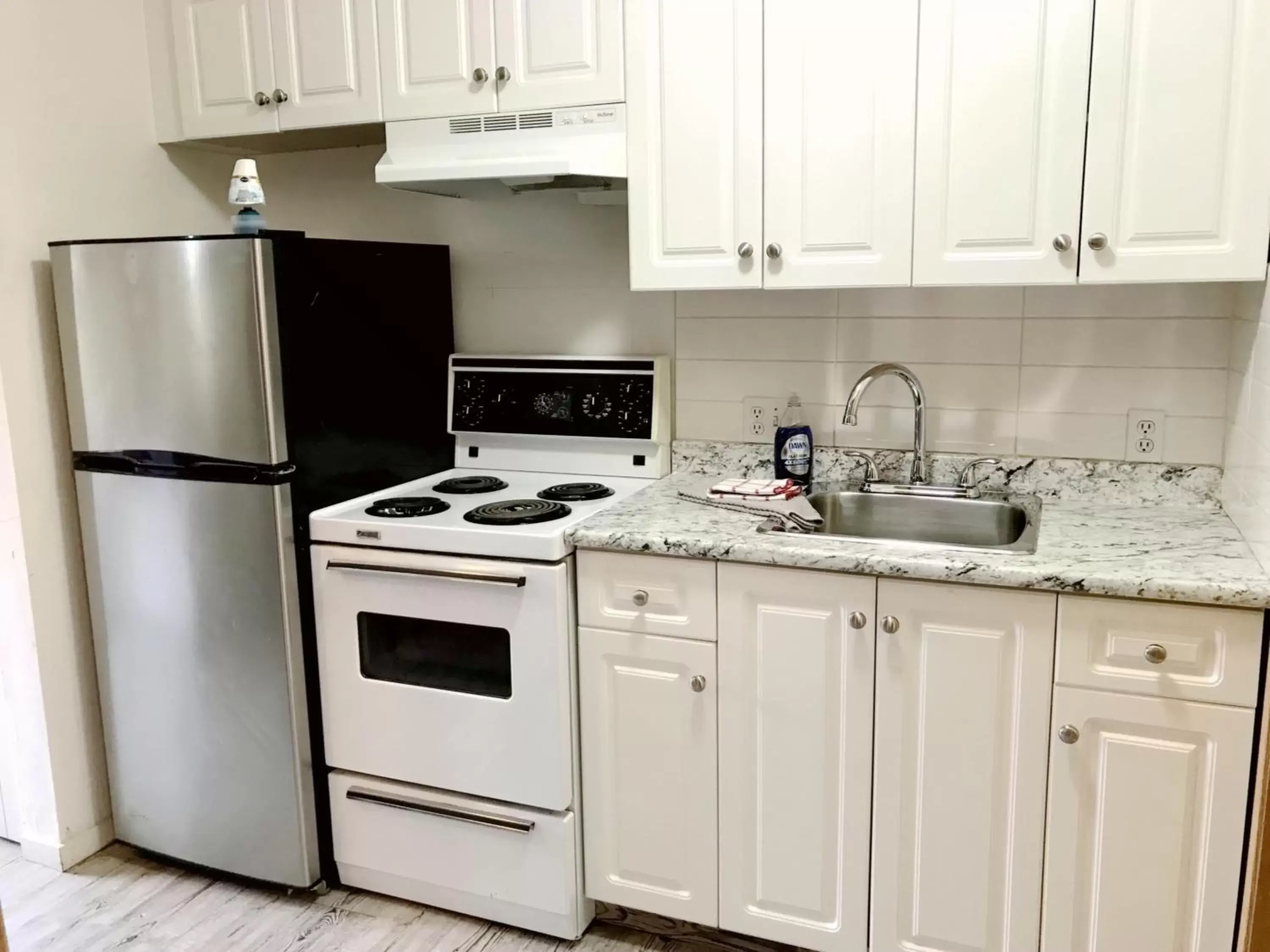 Kitchen or kitchenette, Kitchen/Kitchenette in Duncan Motel