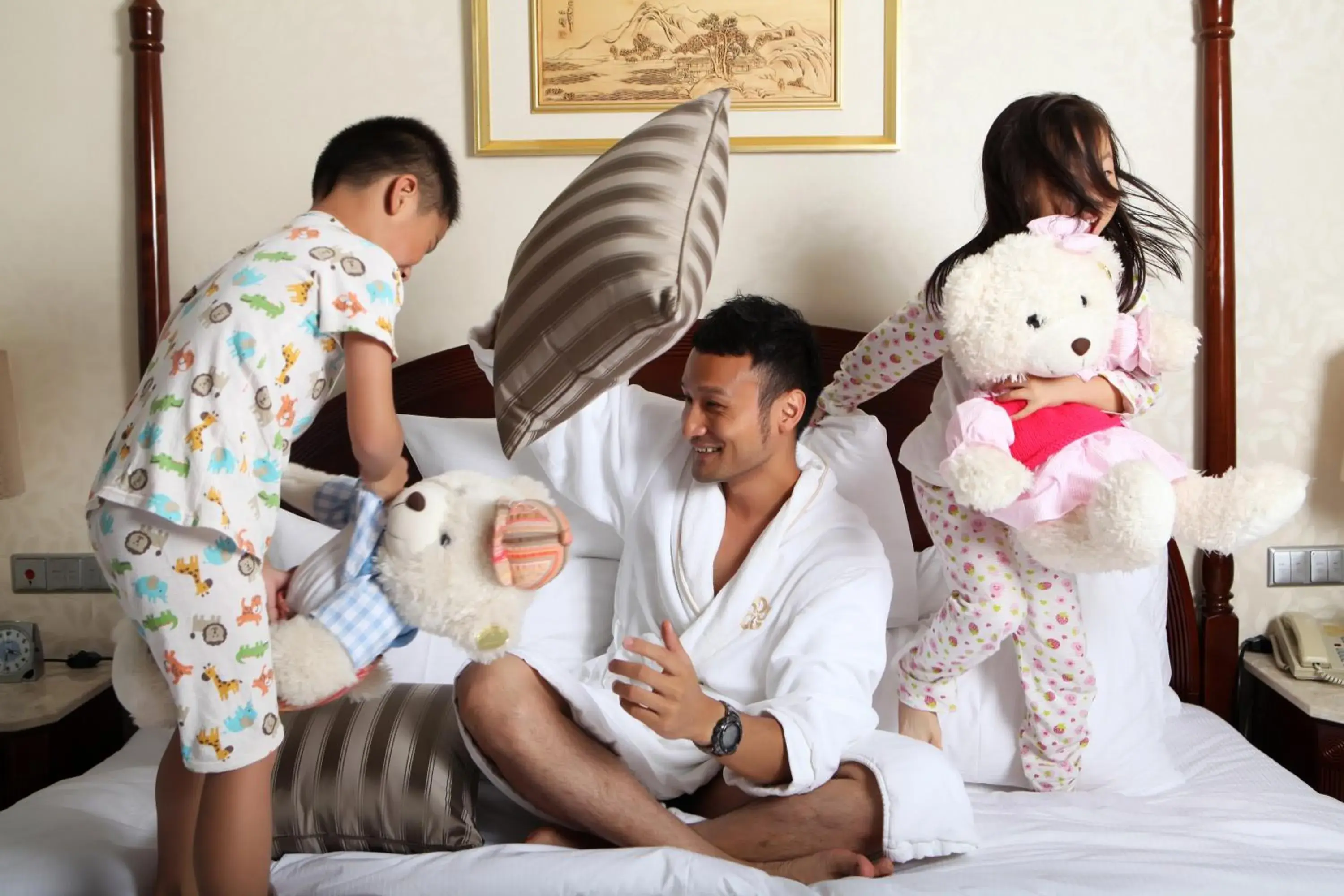 Bed, Family in Zhongwei Green Lake Hotel Kunming