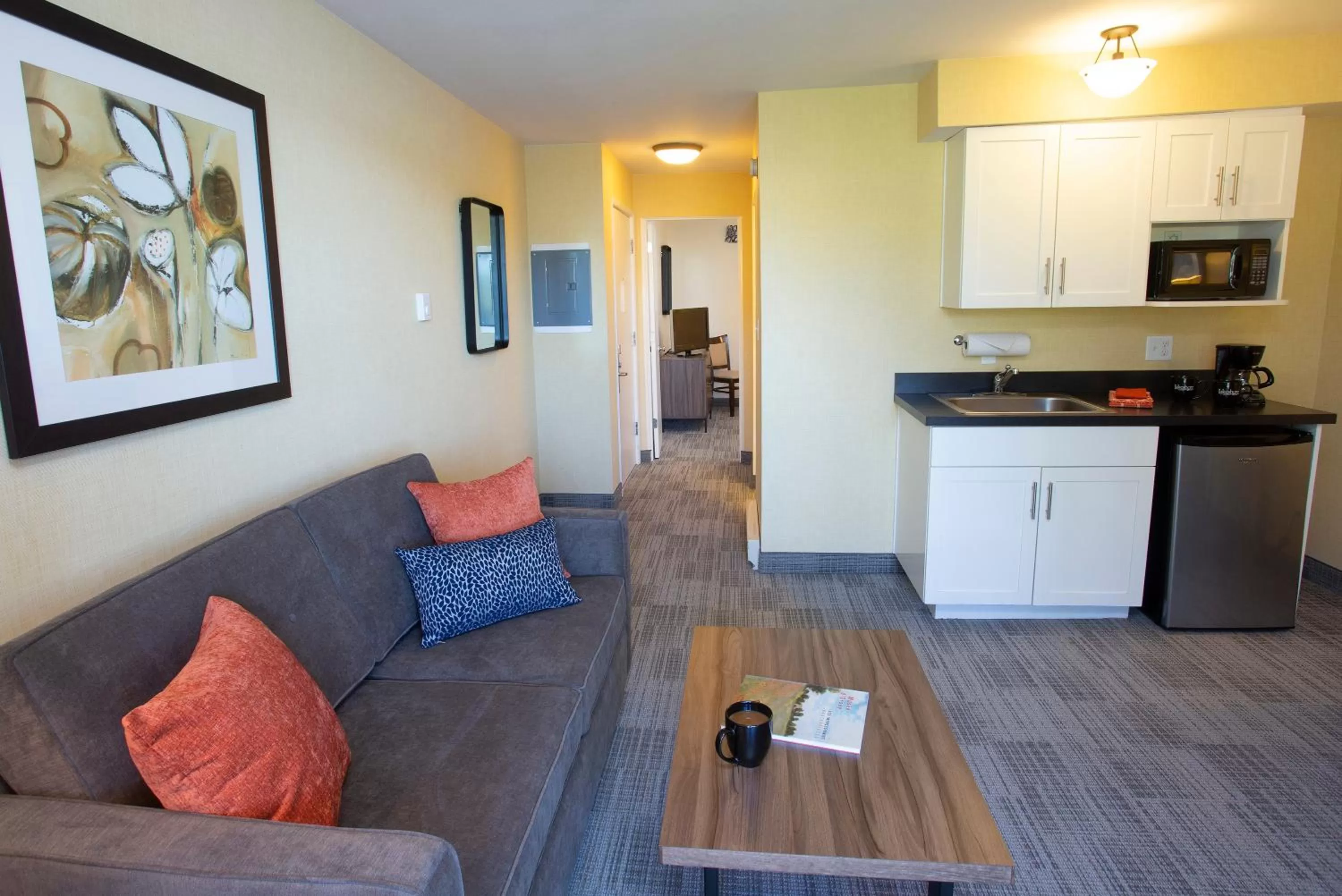 Kitchen or kitchenette in Lakeshore Inn