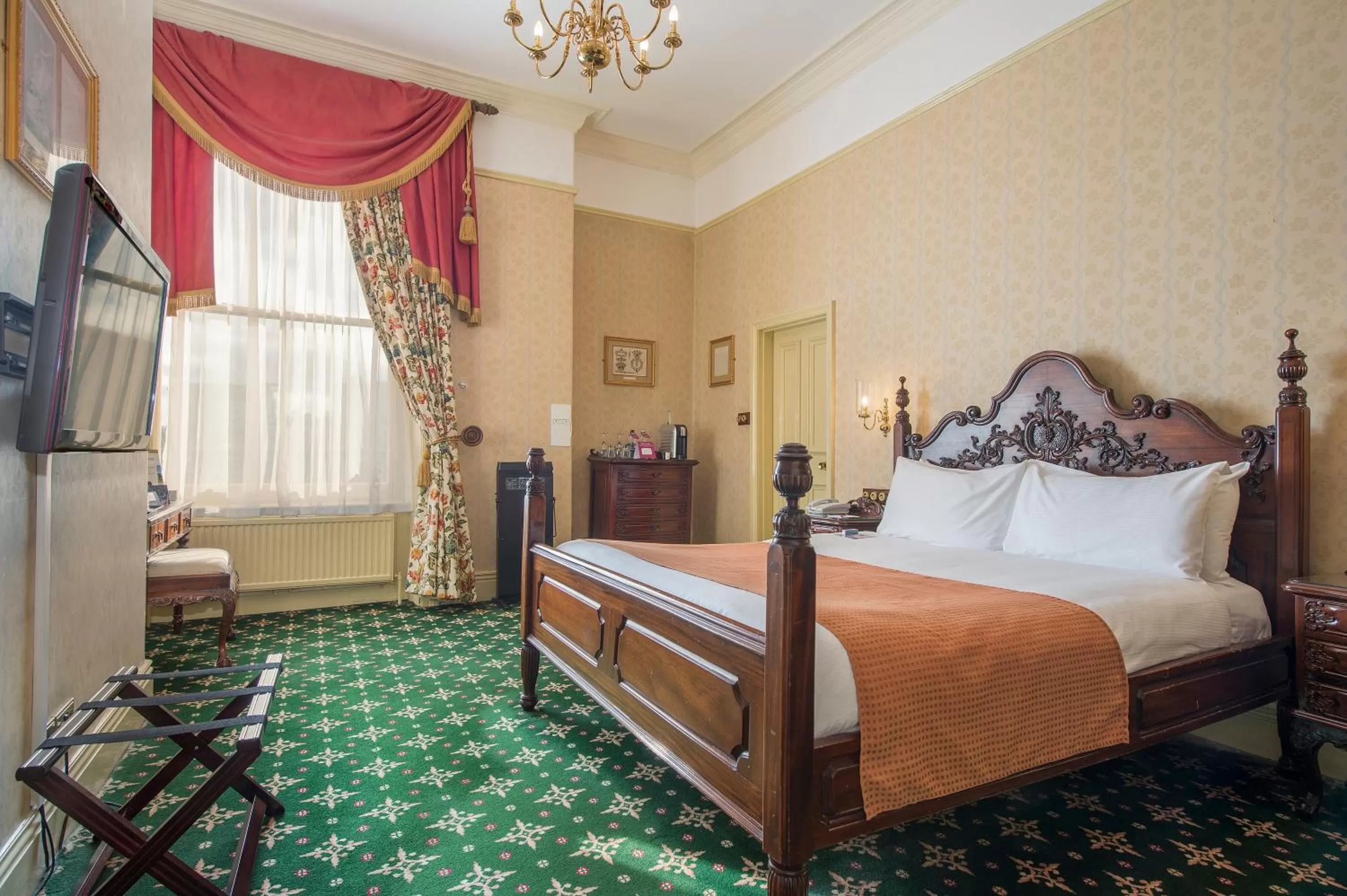 Photo of the whole room, Bed in Crowne Plaza - Sheffield by IHG