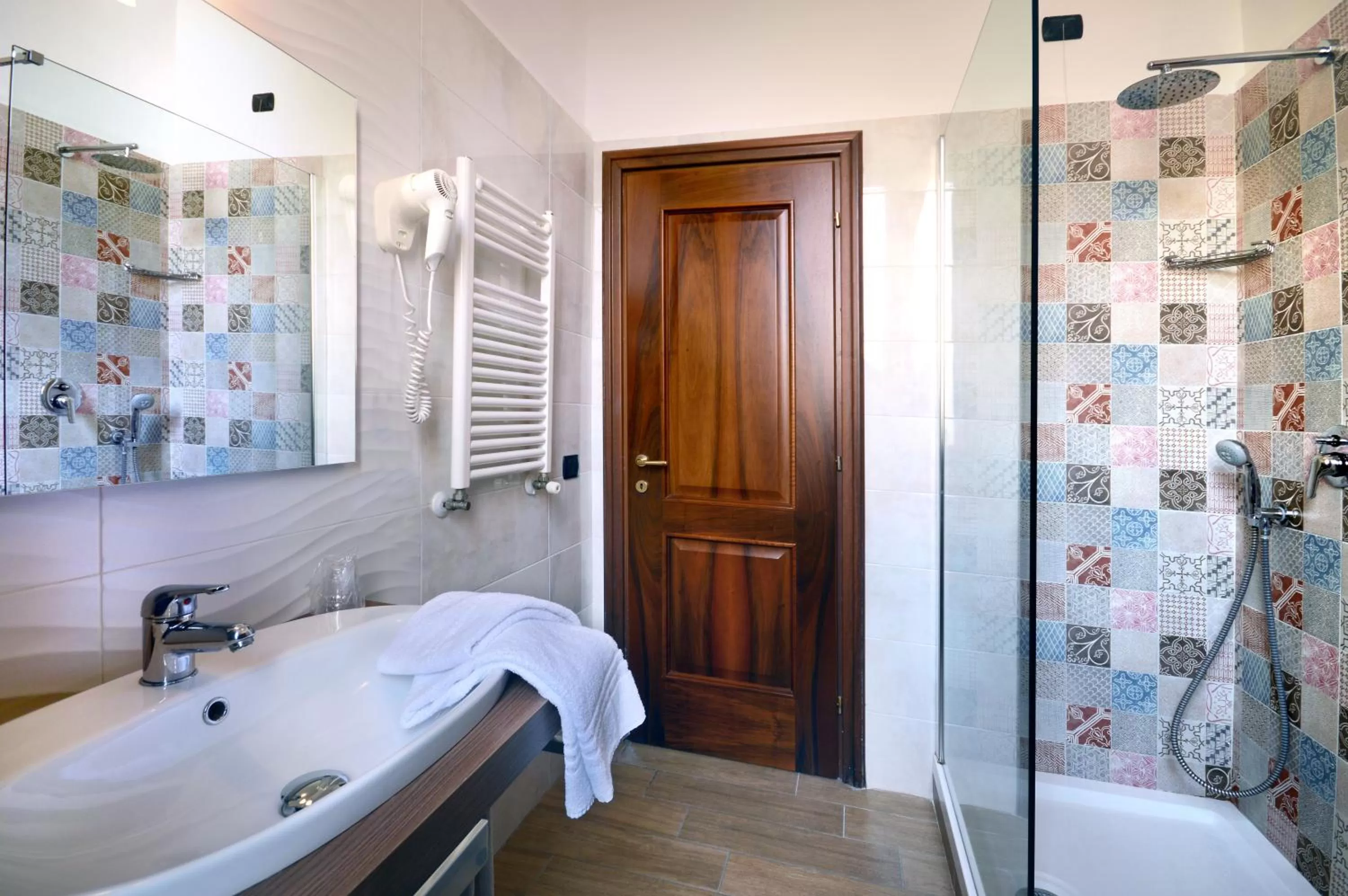 Shower in Pinto-Storey Hotel