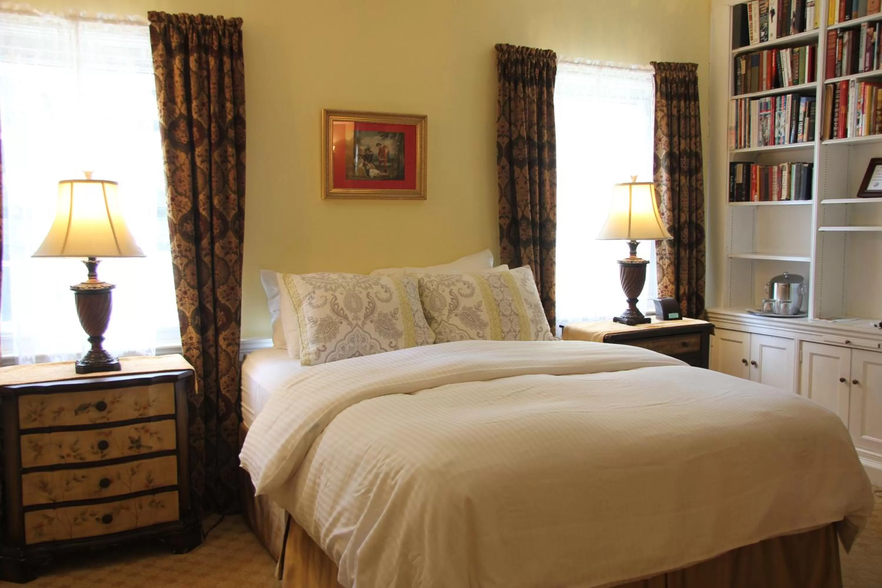 Bed in Morris House Hotel