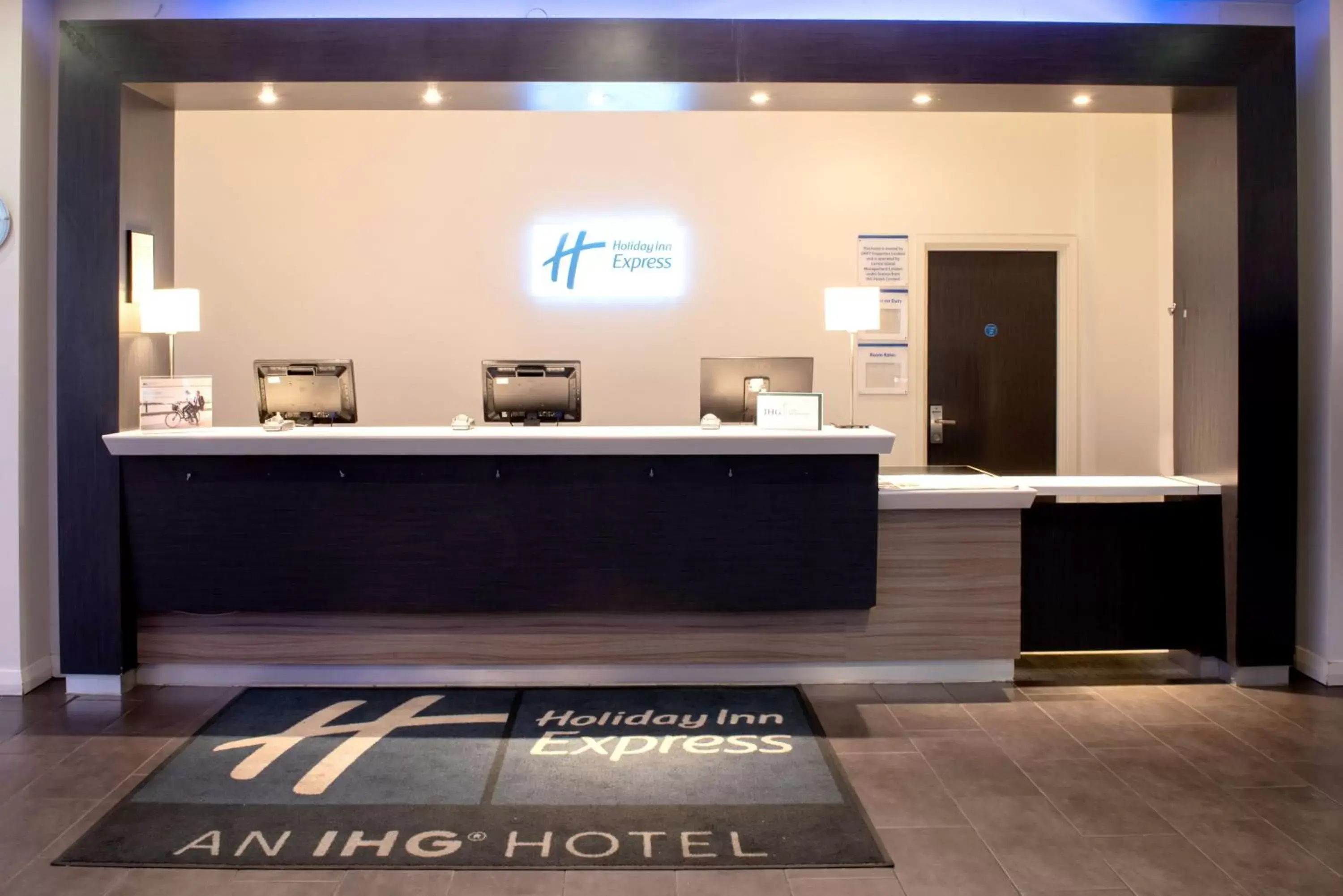 Property building, Lobby/Reception in Holiday Inn Express Manchester City Centre Arena, an IHG Hotel