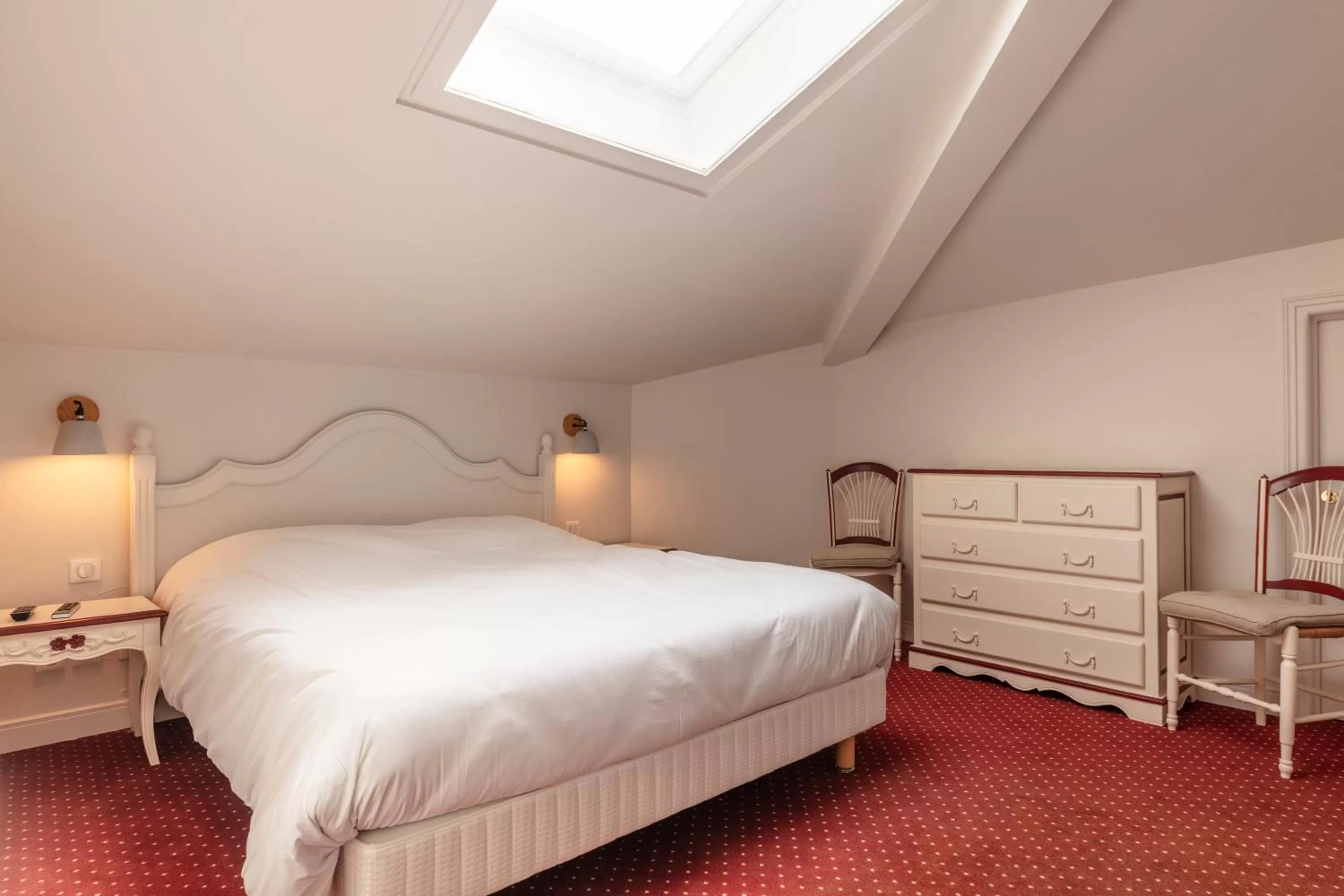 Shower, Bed in Hôtel l'Arena