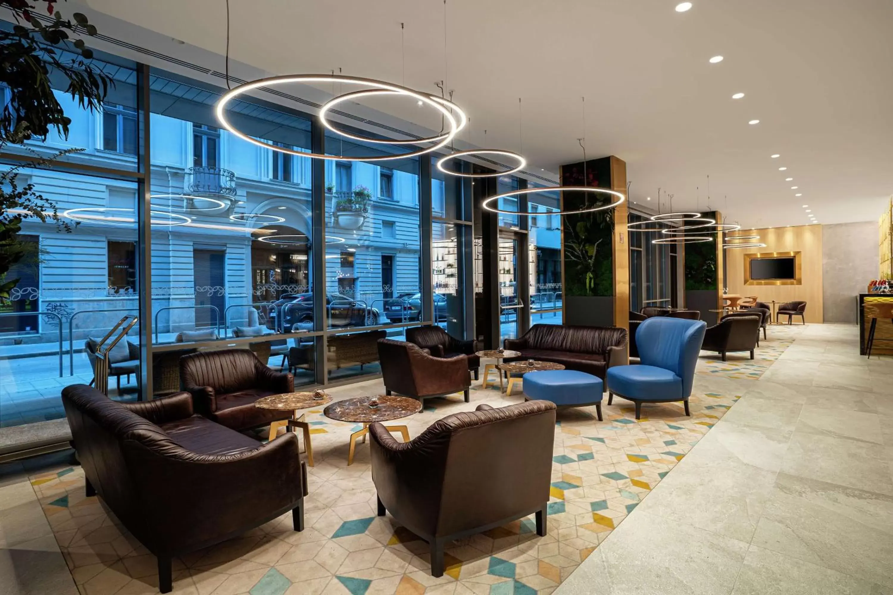 Lobby or reception, Lounge/Bar in Hilton Garden Inn Budapest City Centre