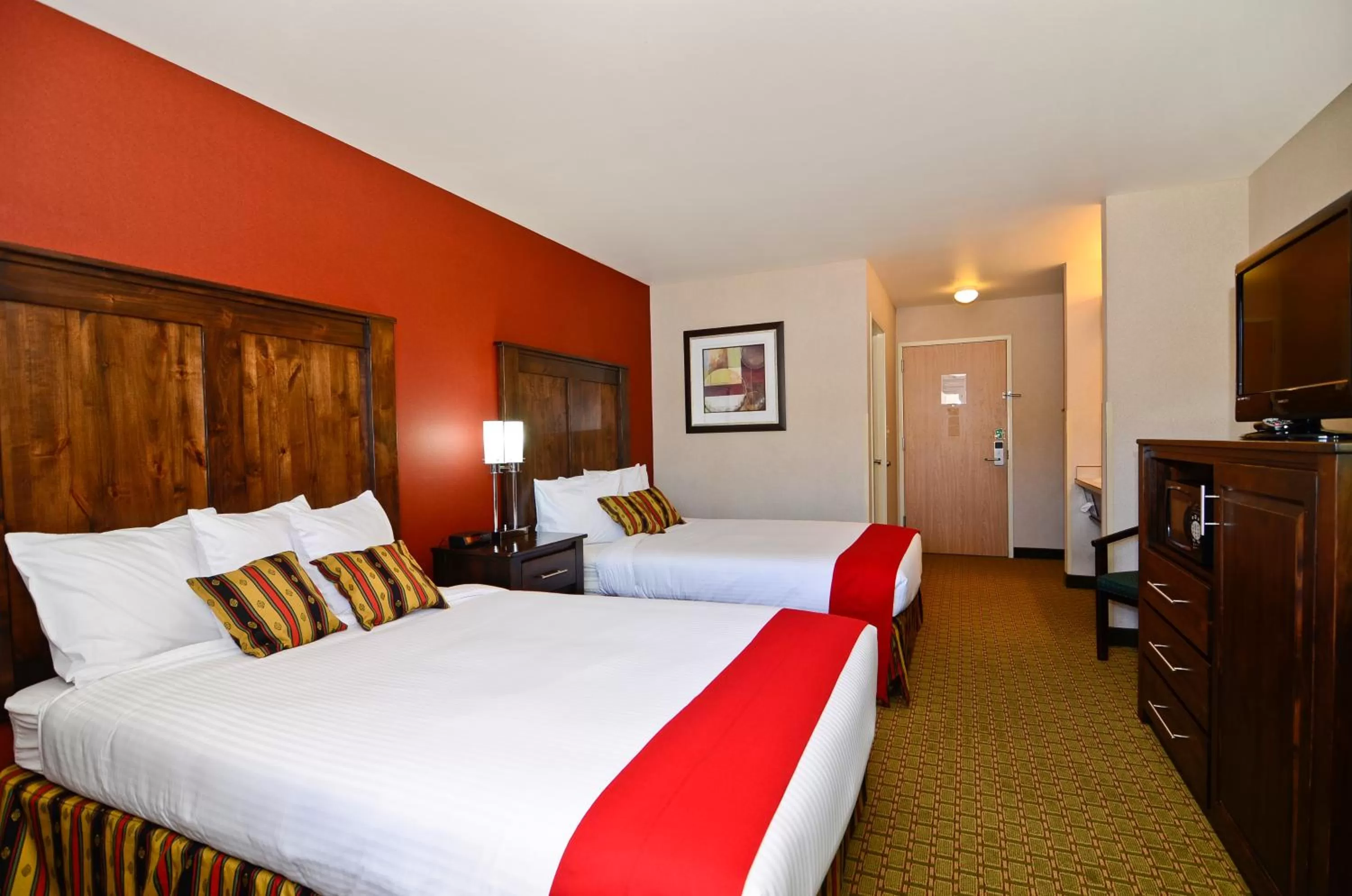 Communal lounge/ TV room, Bed in Inn America - Lewiston