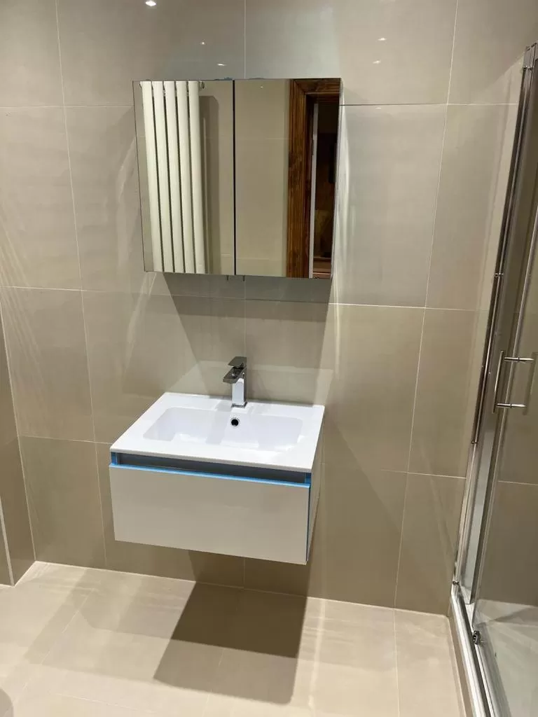 Bathroom in TJ Homes - Luxury Studio Suite with Garden View - Next to tube station London