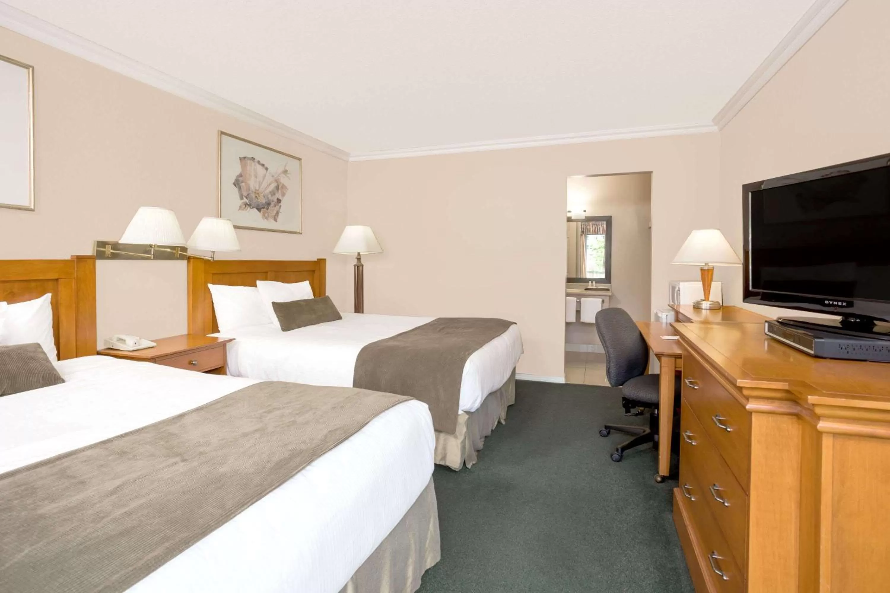 Photo of the whole room, Bed in Howard Johnson by Wyndham Downtown Kamloops
