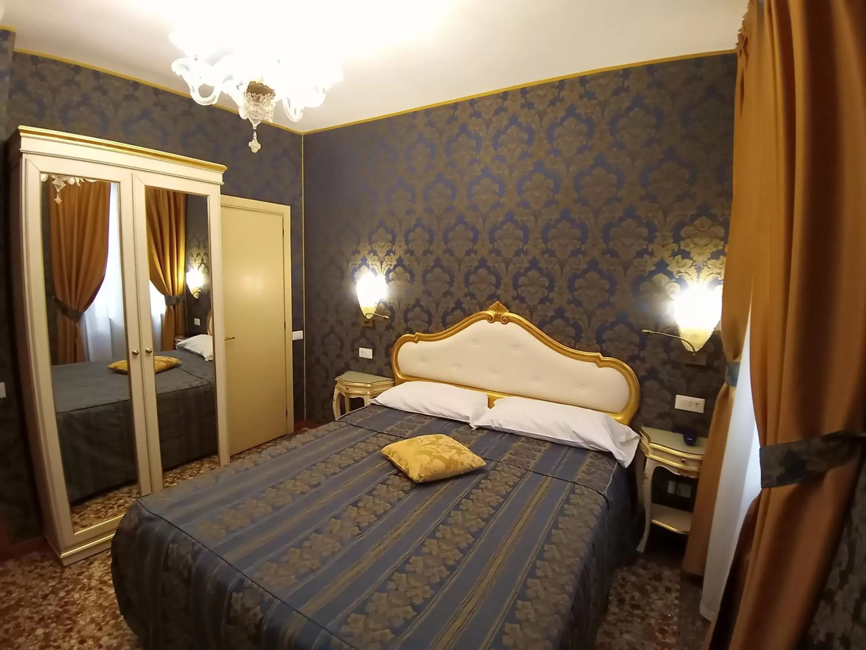 Bedroom, Bed in Hotel Il Mercante di Venezia