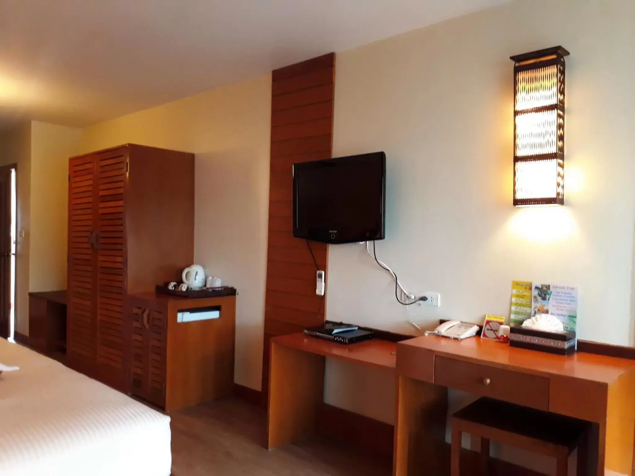 Bedroom, TV/Entertainment Center in Vieng Mantra Hotel